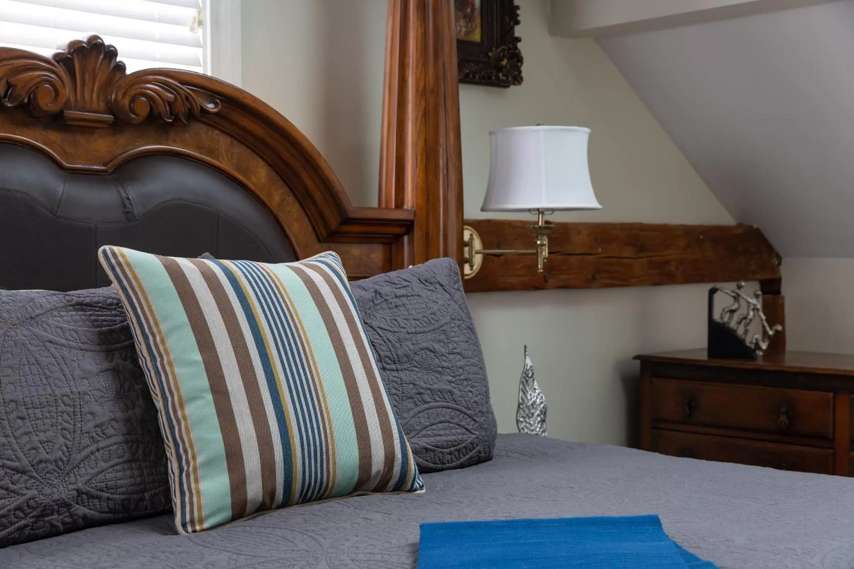 Decorative detail, Bed in Hartstone Inn & Hideaway