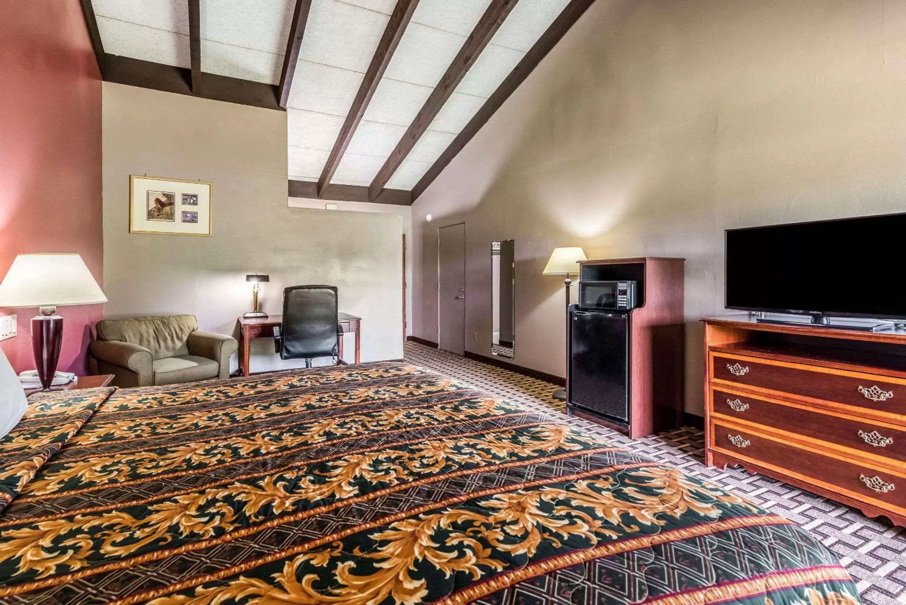 Photo of the whole room, Bed in Rodeway Inn