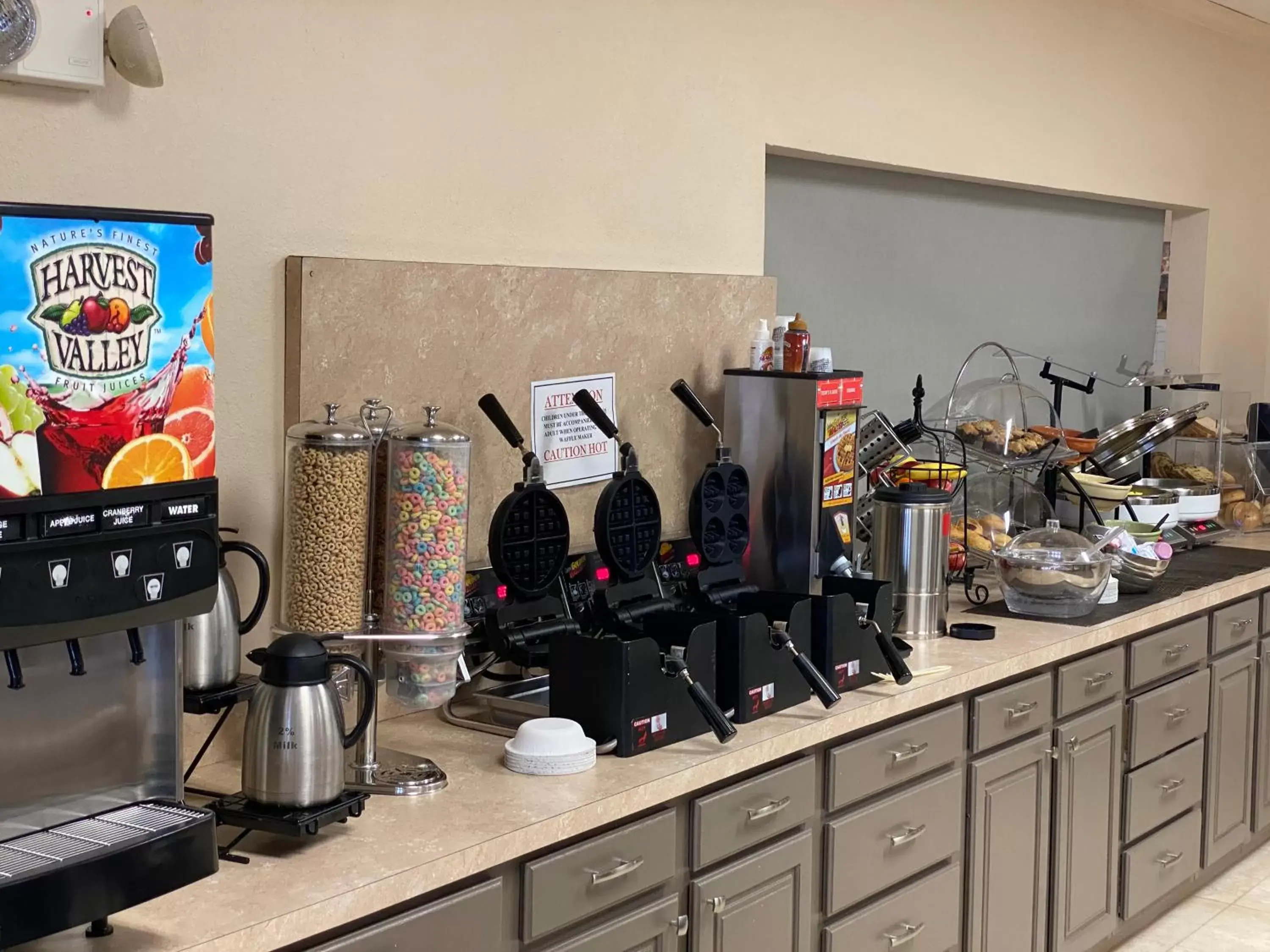 Breakfast, Kitchen/Kitchenette in Northfield Inn Suites and Conference Center