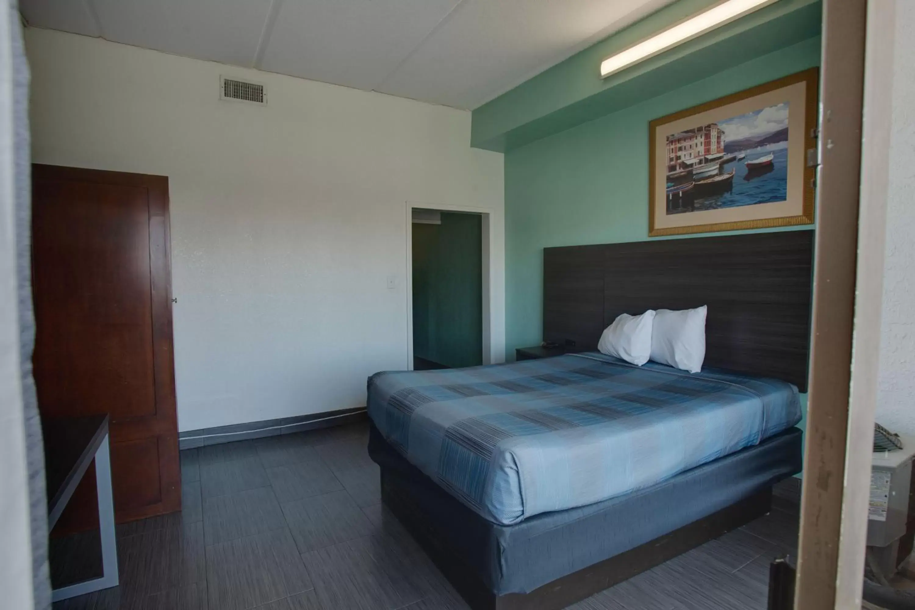 Photo of the whole room, Bed in WindWater Hotel and Marina