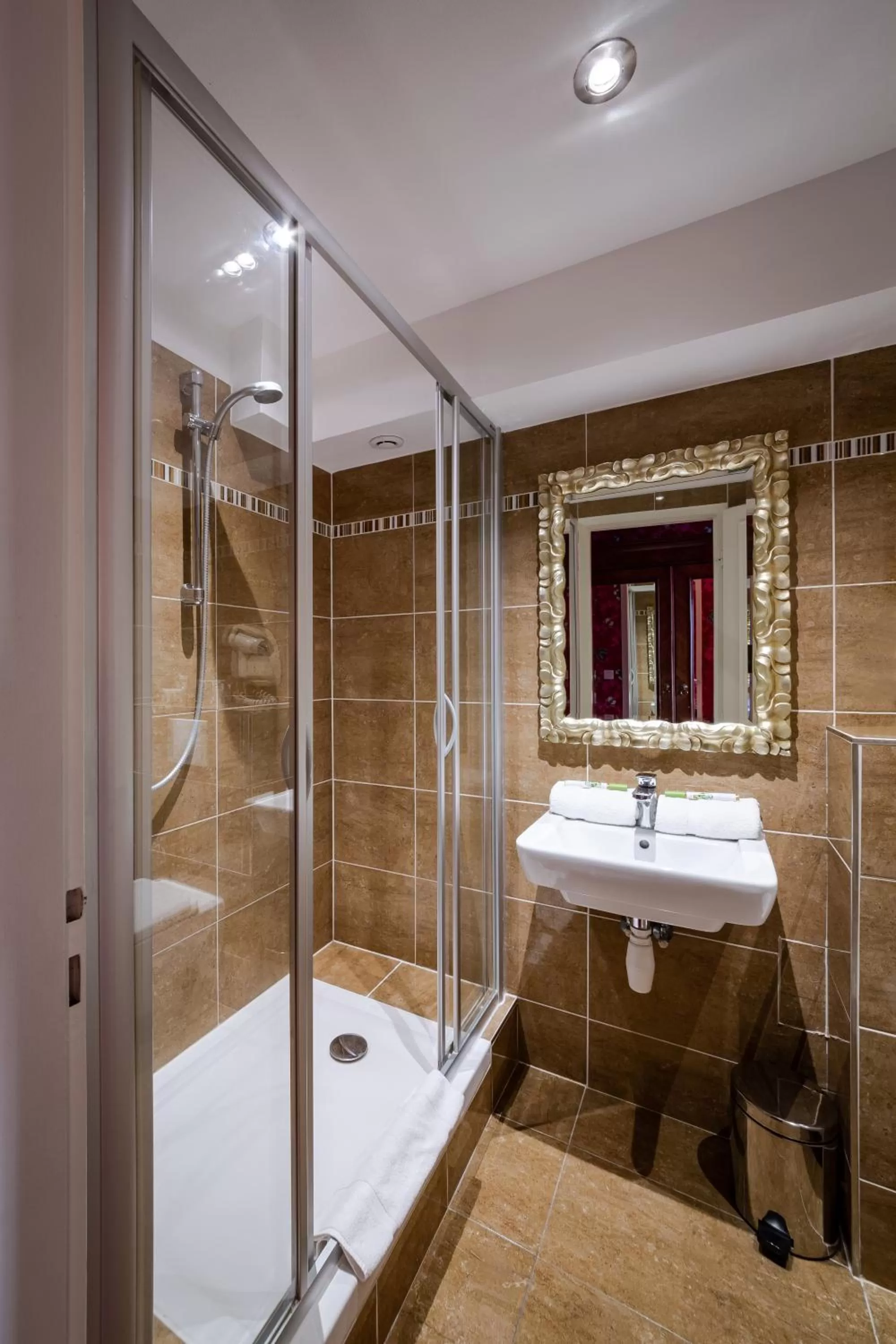Shower in Hôtel des Deux Clefs
