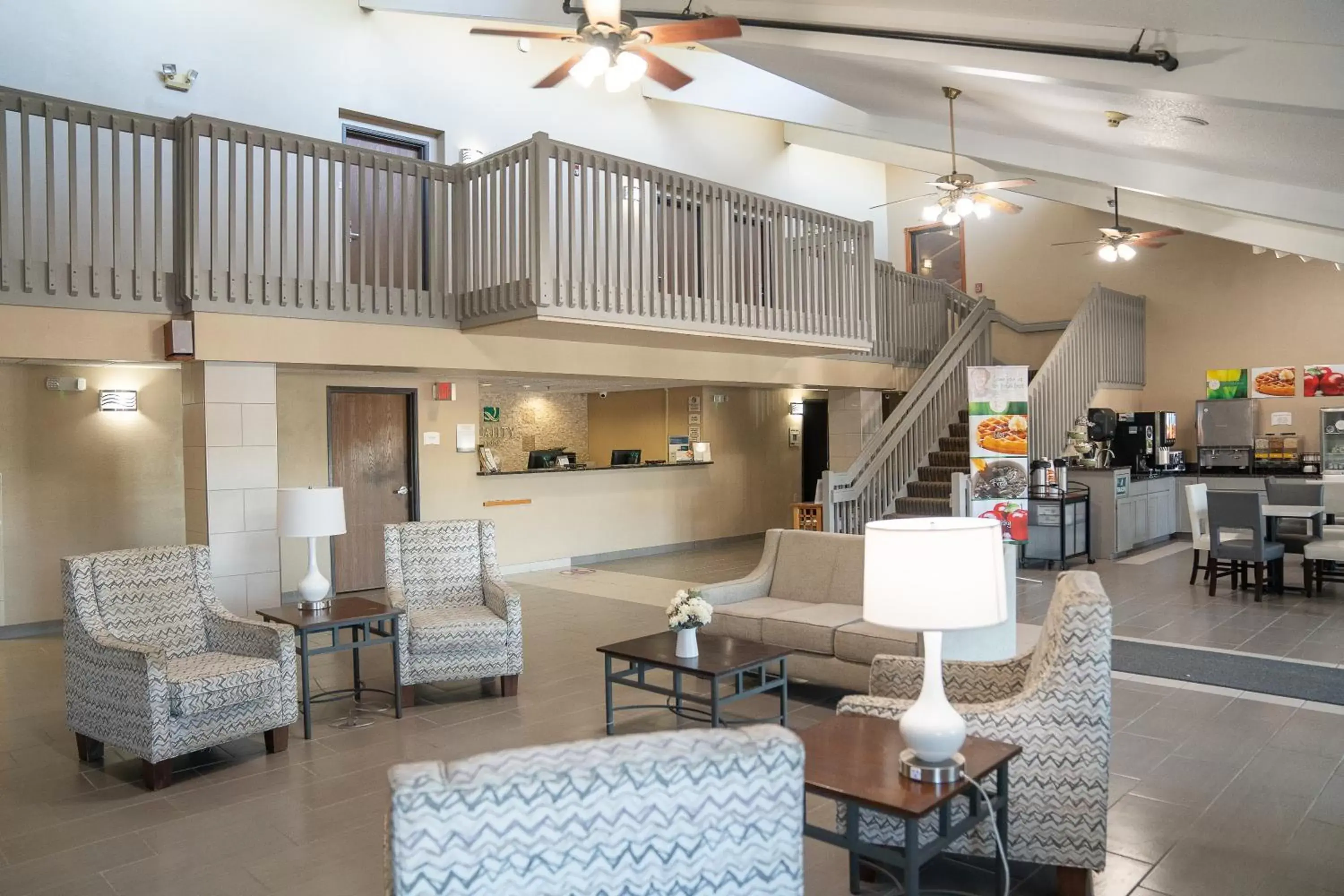 Seating area, Lounge/Bar in Quality Inn near Medical Center