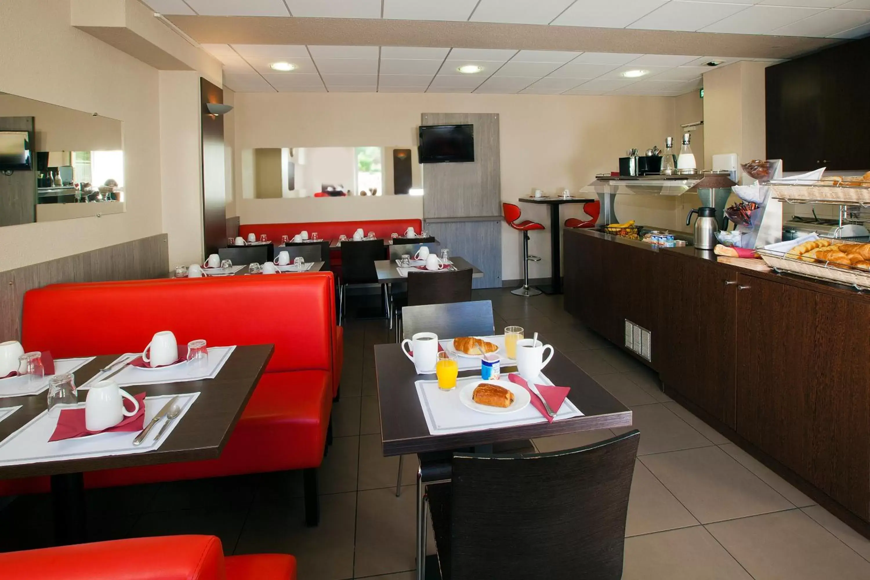 Buffet breakfast, Restaurant/Places to Eat in Séjours & Affaires Reims Clairmarais