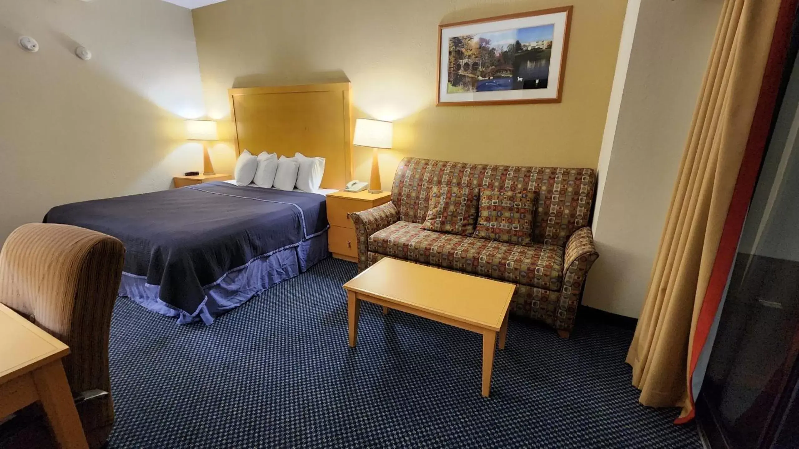 Bed in Katahdin Inn & Suites