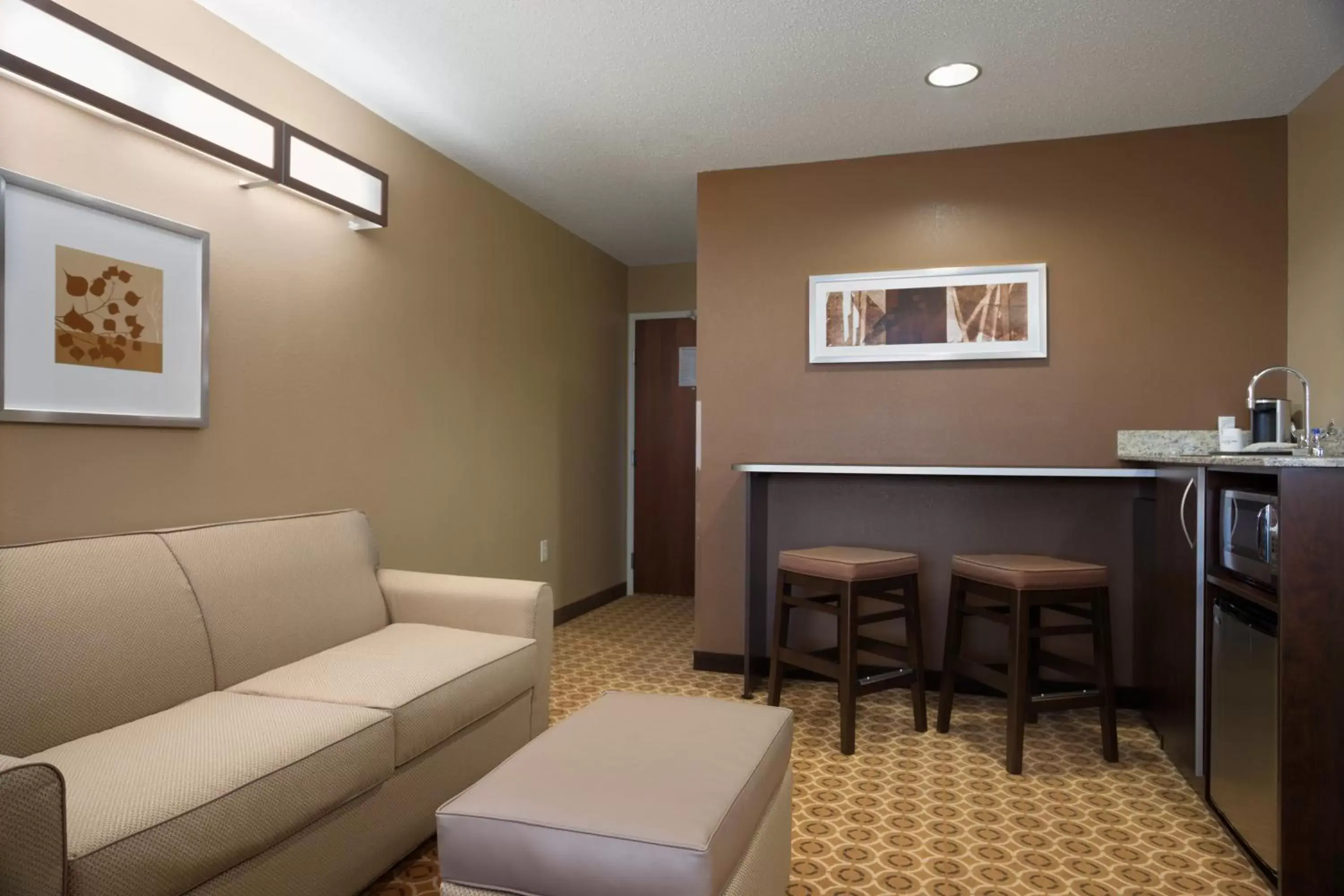 Living room, Seating Area in Microtel Inn & Suites Fairmont