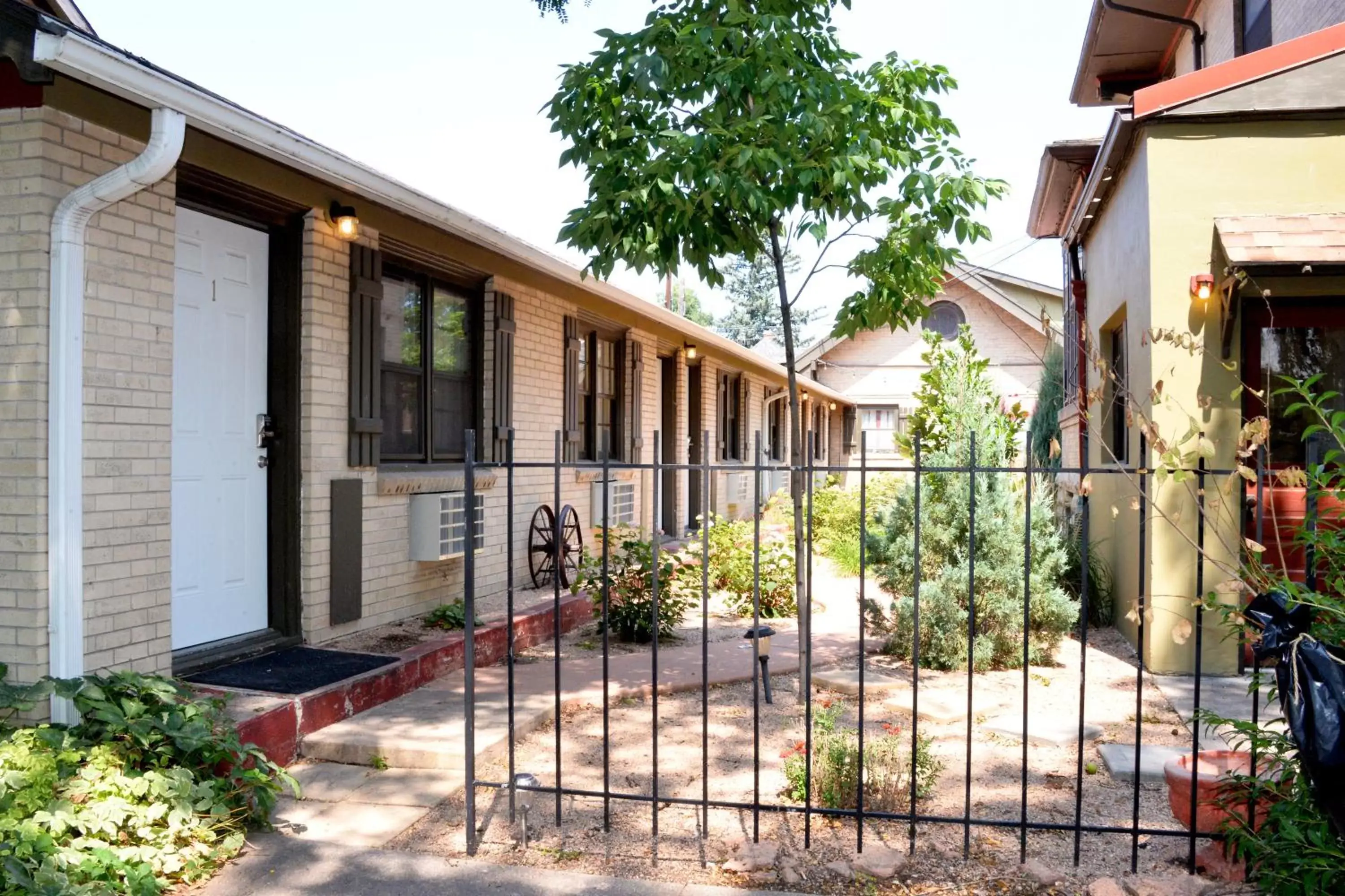 Facade/entrance, Property Building in The Crest Motel