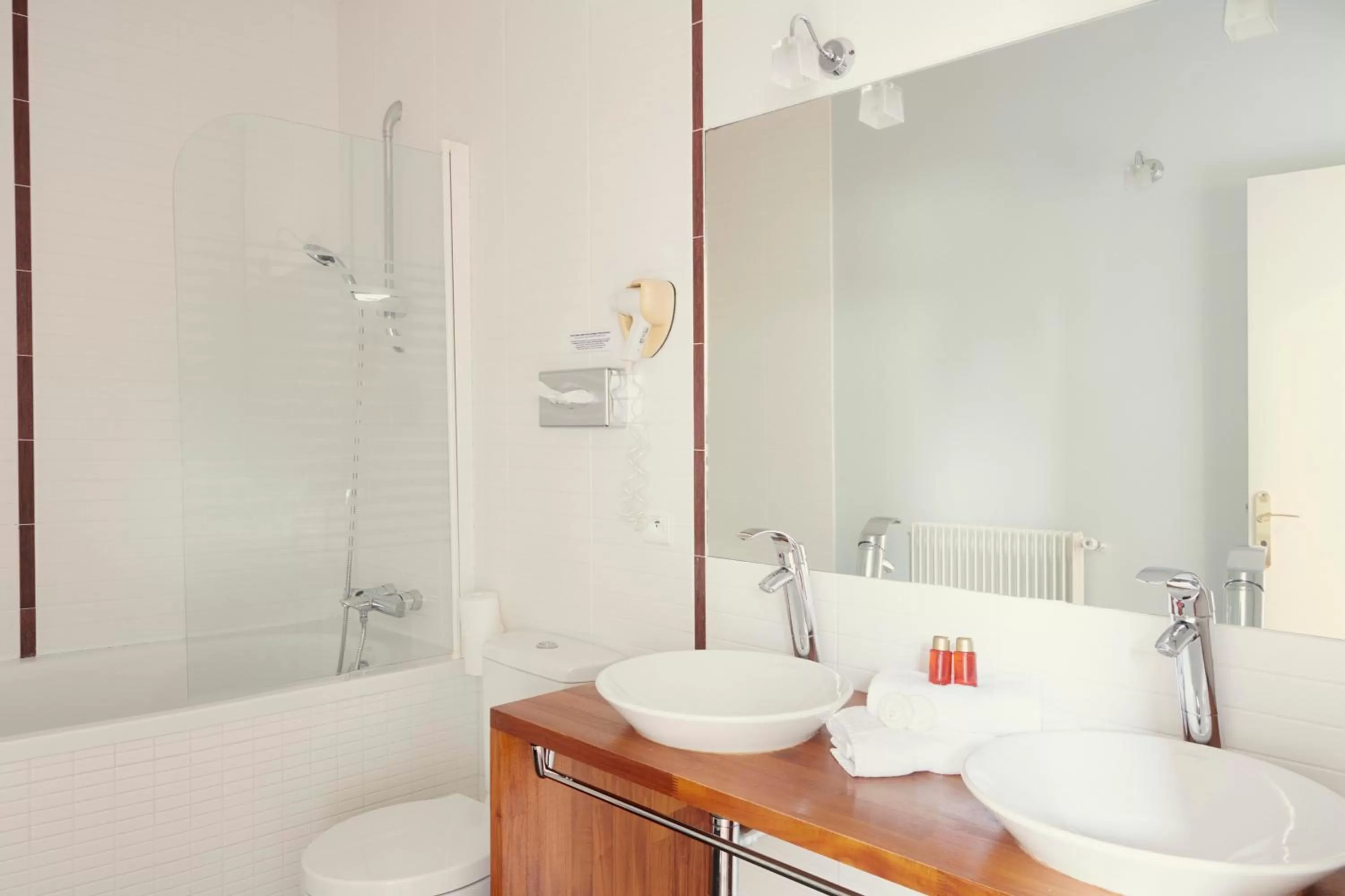 Bathroom in Hôtel Bristol Pau