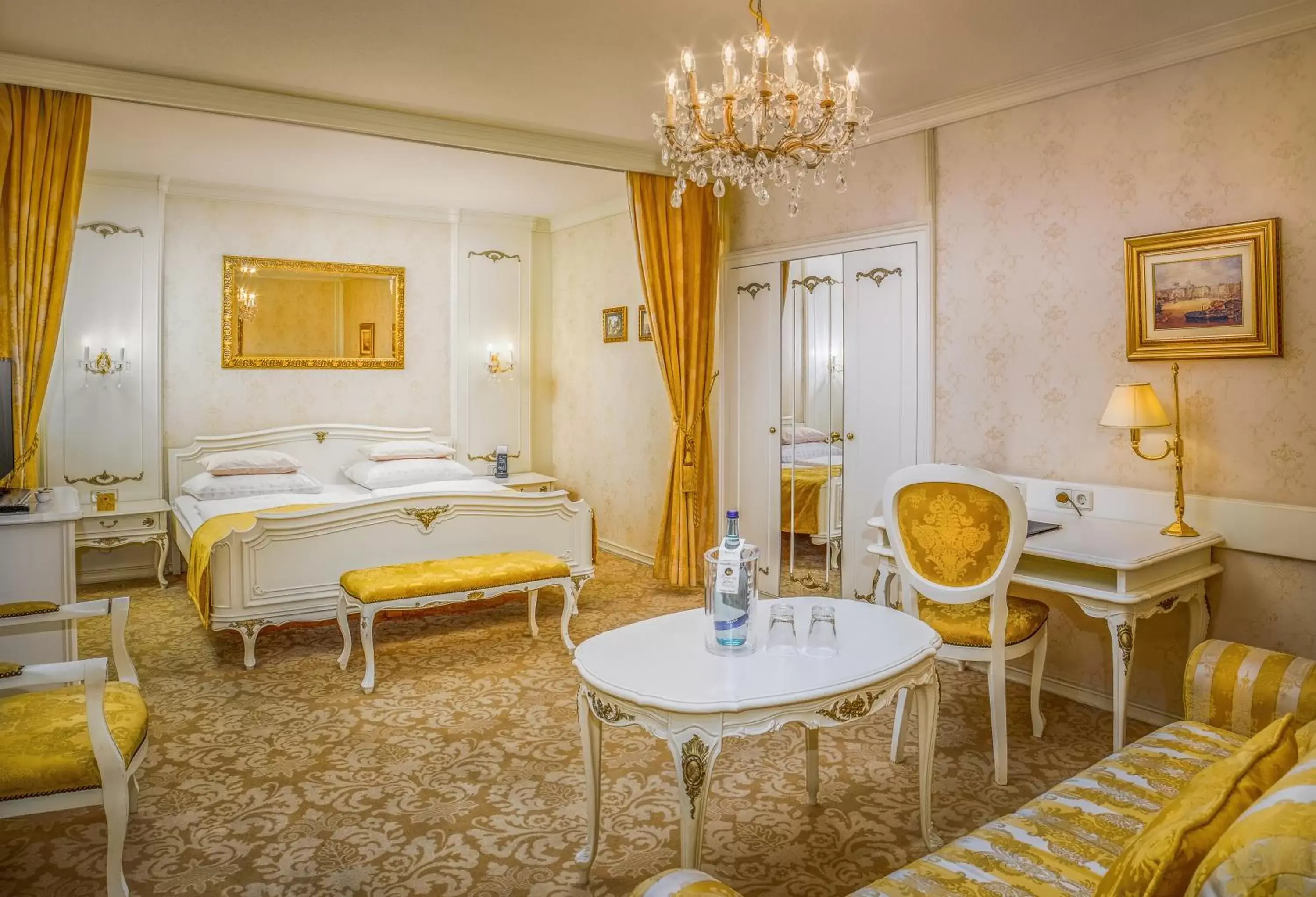 Photo of the whole room, Bathroom in Schlosshotel Römischer Kaiser