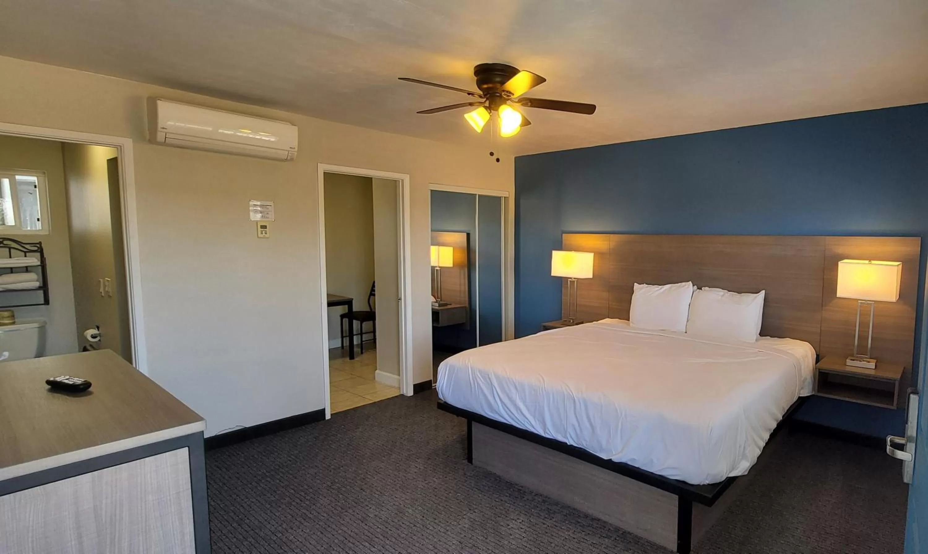 Photo of the whole room, Bed in Beachwalker Inn & Suites
