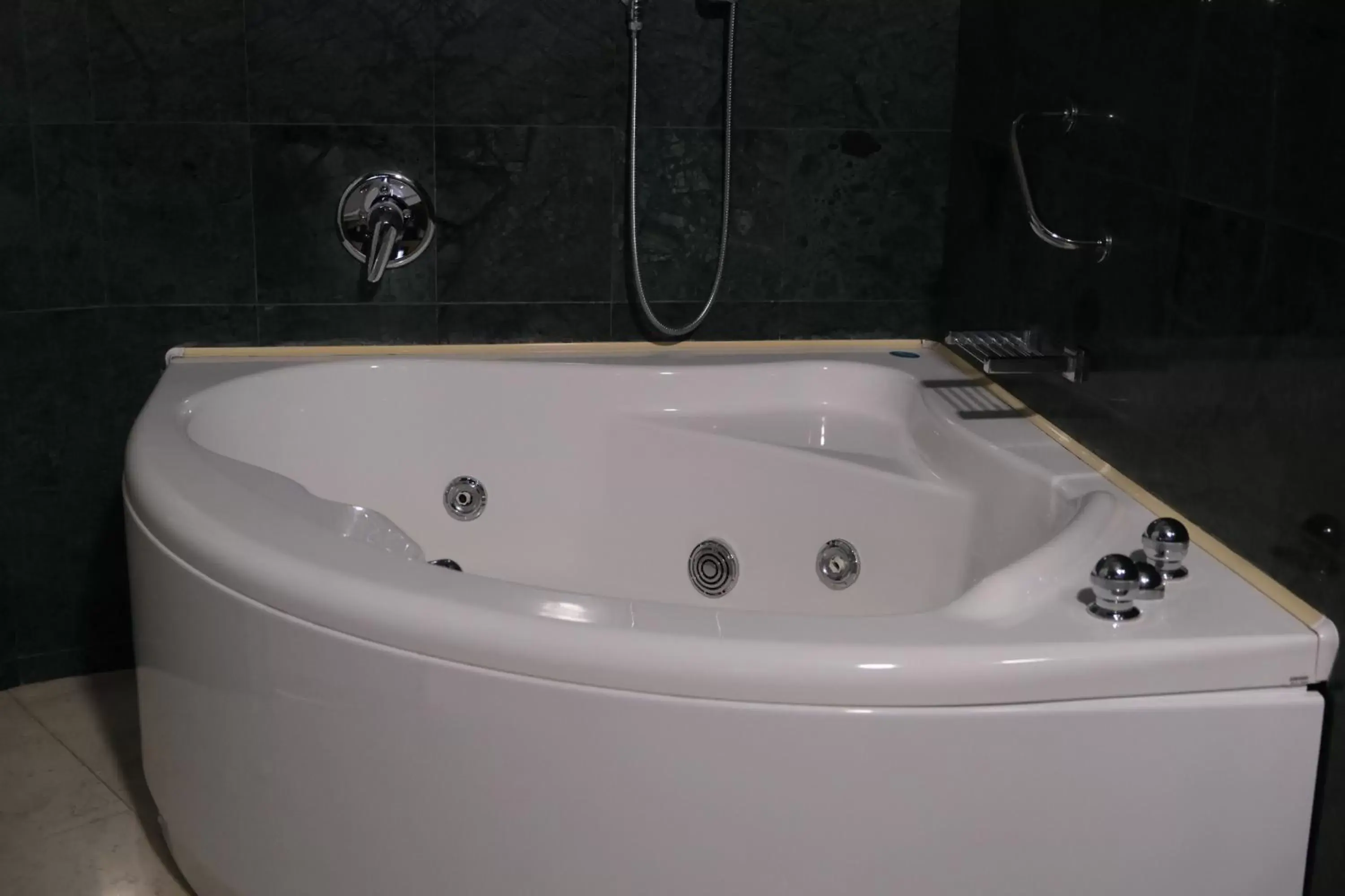 Hot Tub, Bathroom in Settecento Hotel