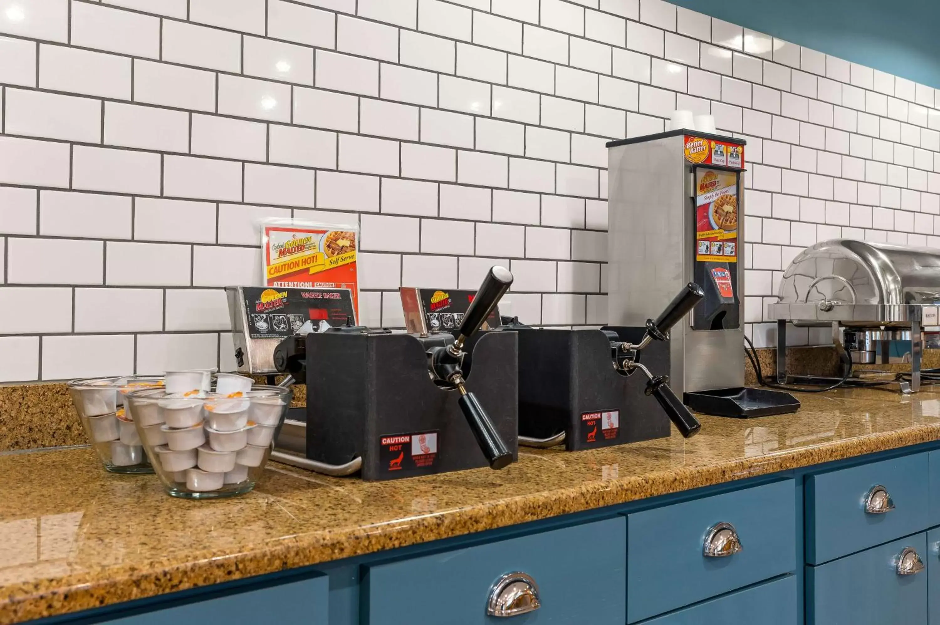 Breakfast, Kitchen/Kitchenette in Country Inn & Suites by Radisson, Asheville at Asheville Outlet Mall, NC