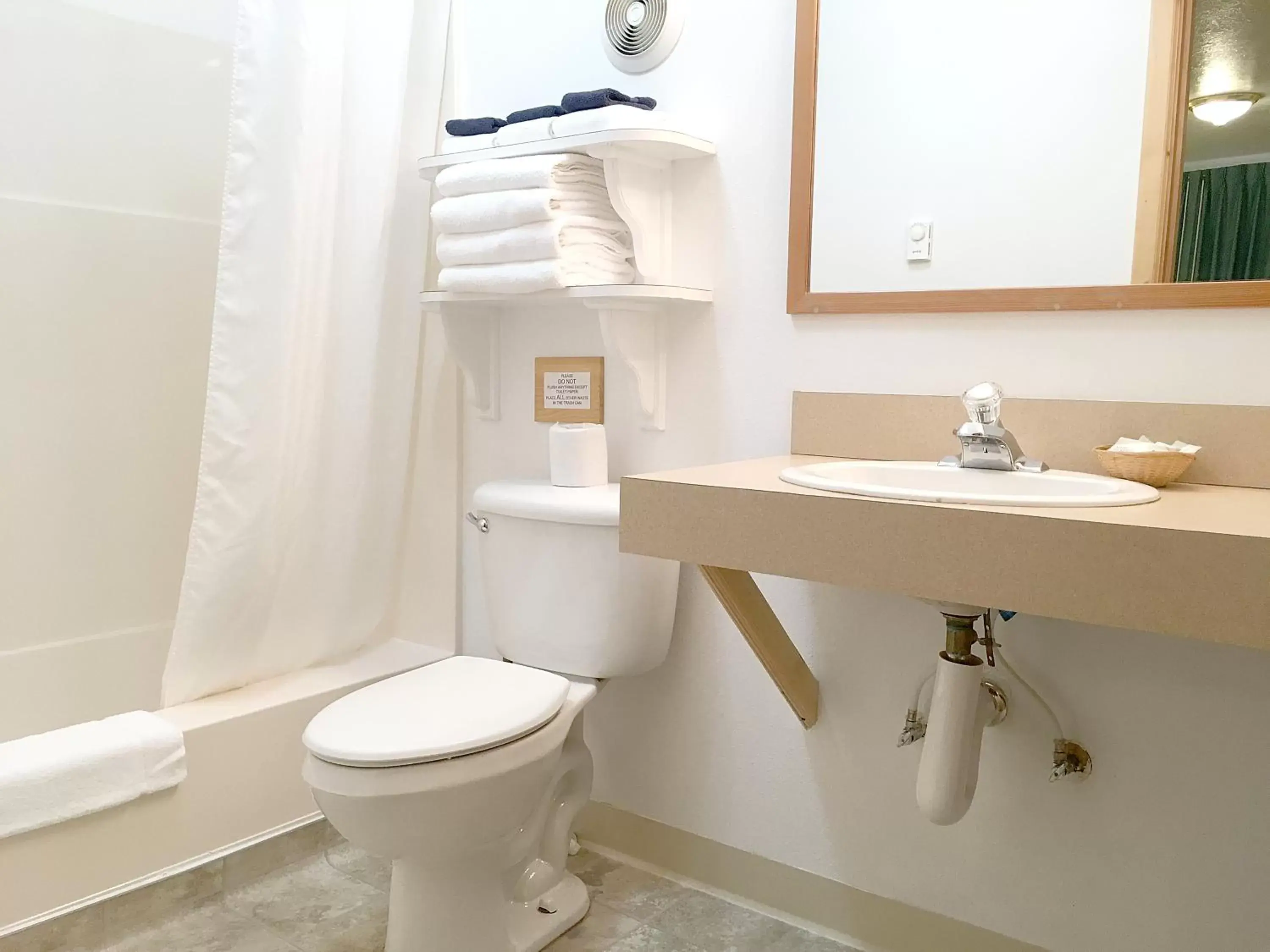 Bathroom in Park Motel and Cabins