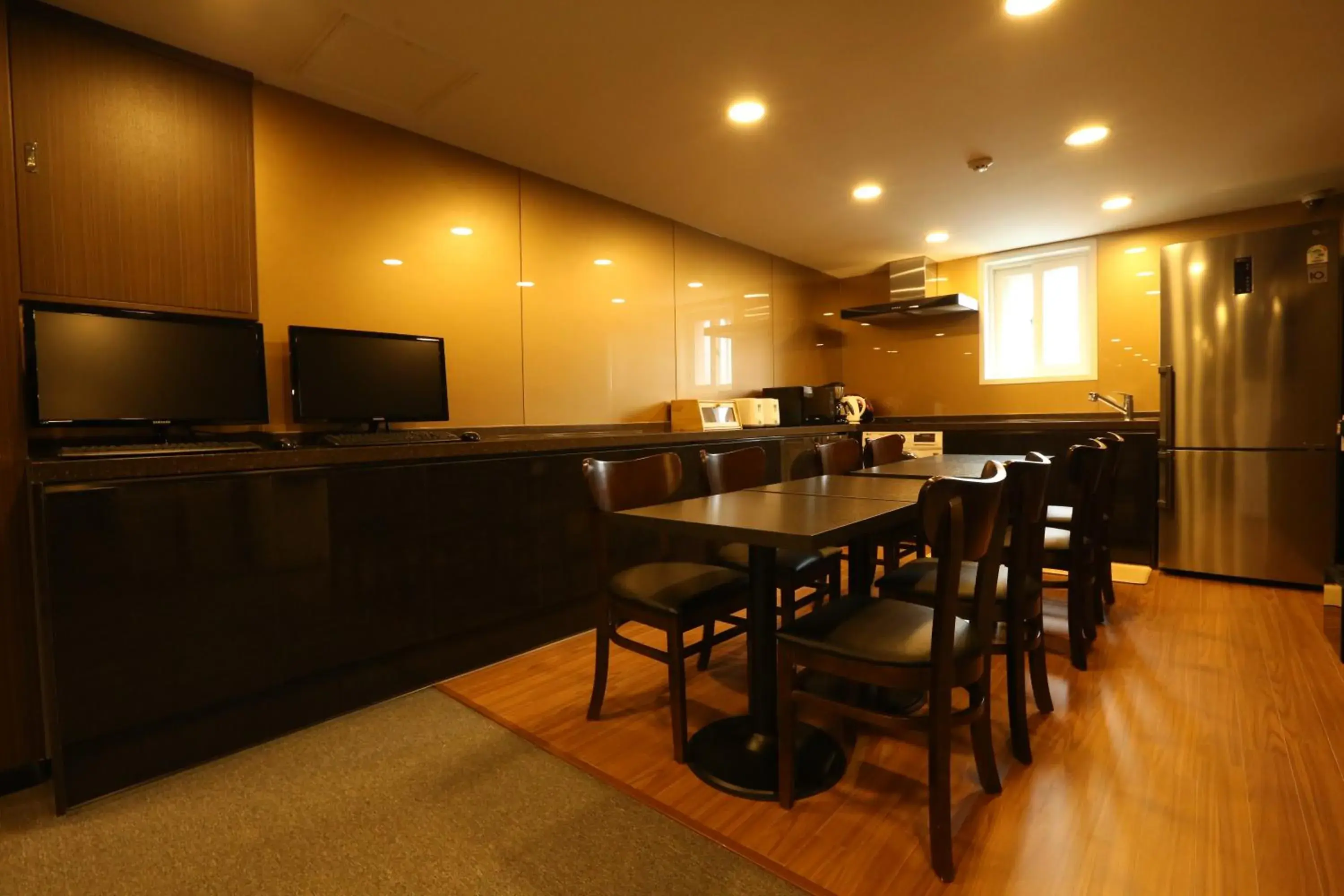 Communal kitchen, Lounge/Bar in TRIPSTAY Myeongdong