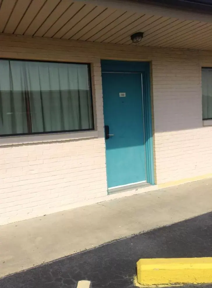 Facade/entrance in New Orleans Inn Facade/entrance in New Orleans Inn