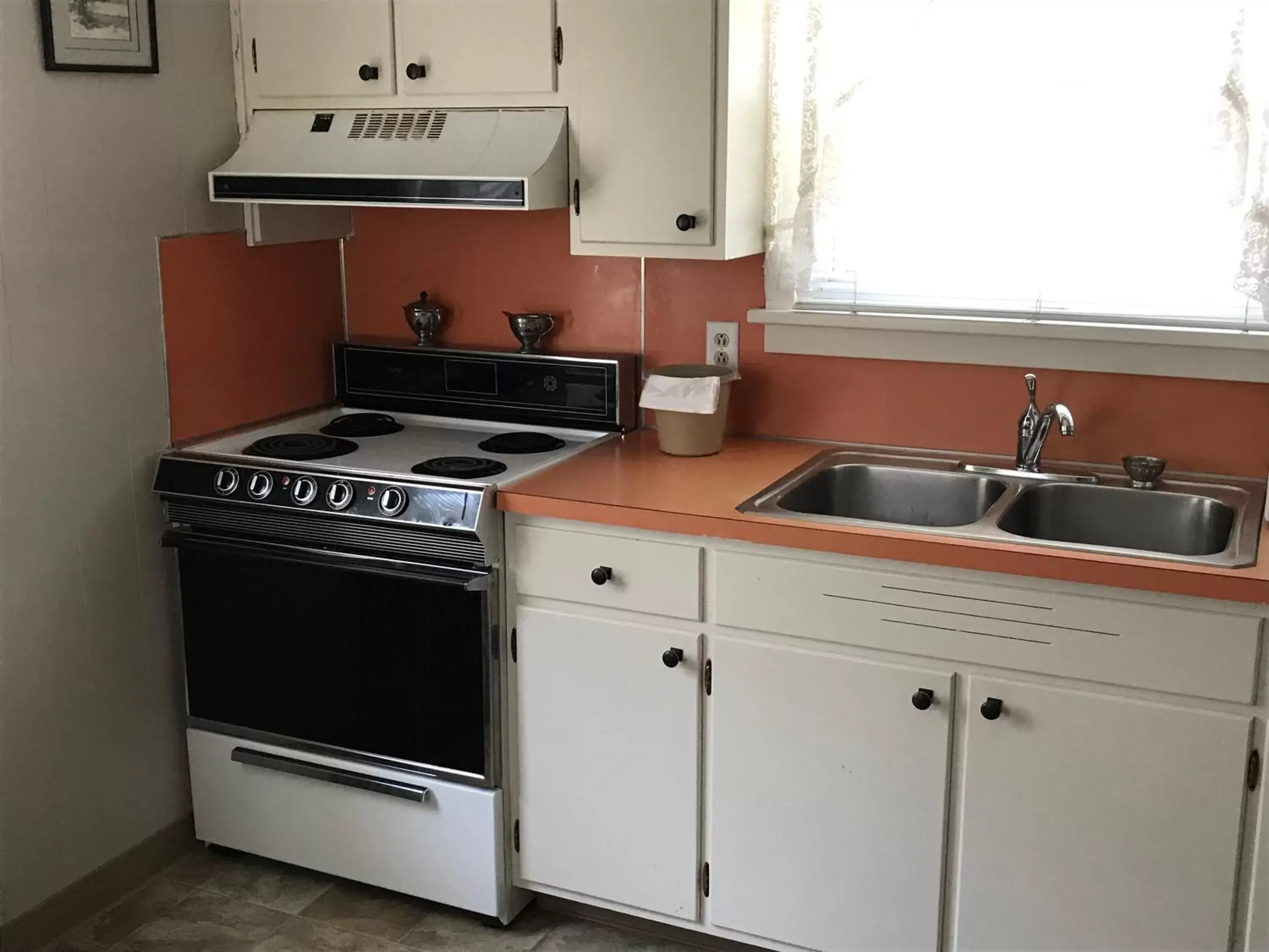 Kitchen/Kitchenette in Simmons Motel and Suites