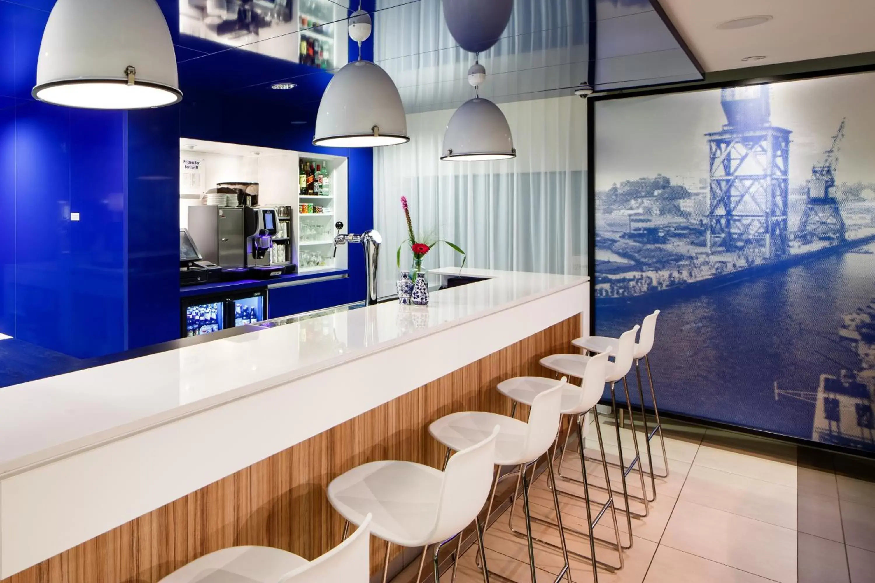 Lounge or bar, Kitchen/Kitchenette in Holiday Inn Express Rotterdam - Central Station, an IHG Hotel