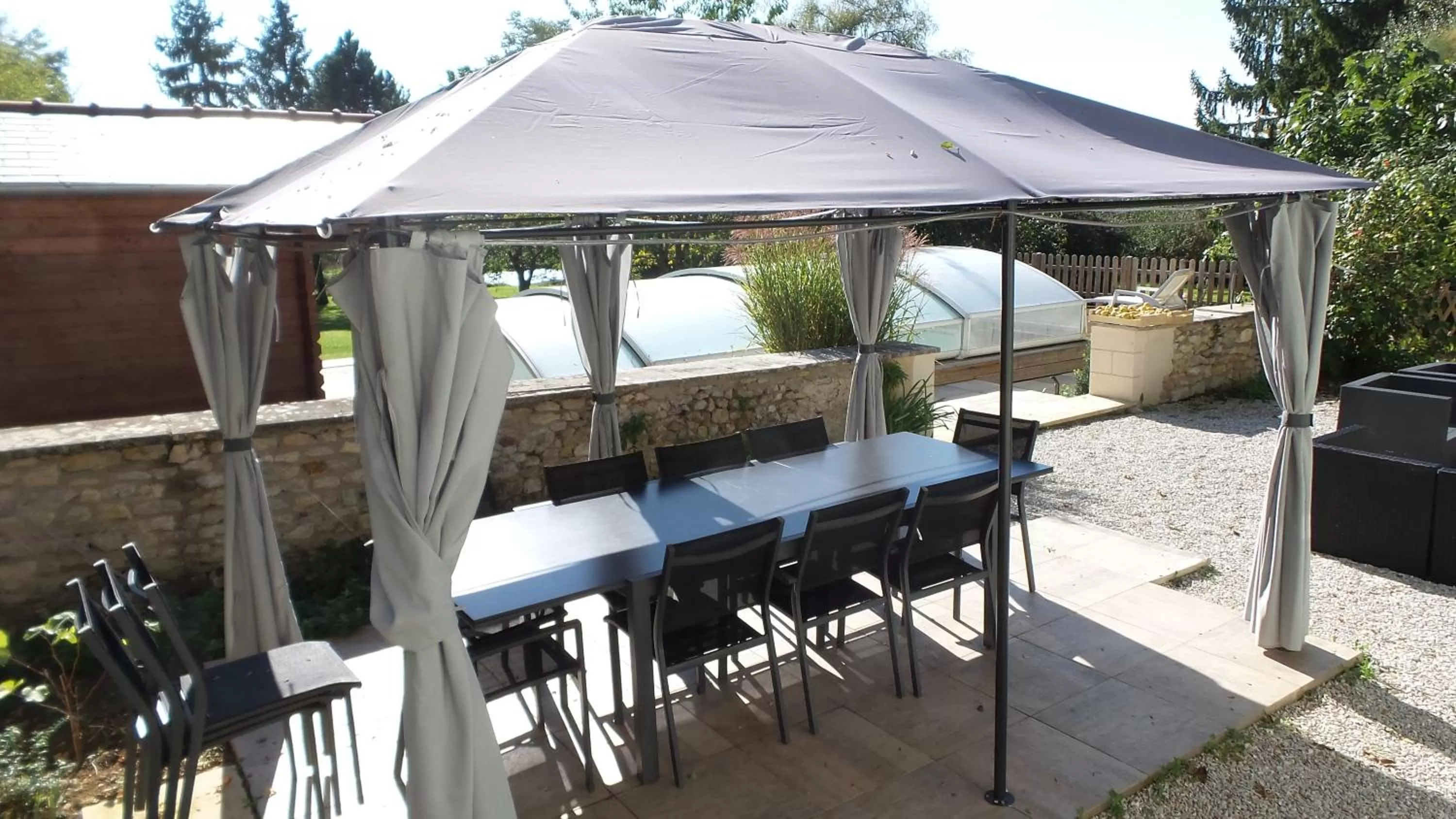 Restaurant/Places to Eat in LA PETITE NOUE