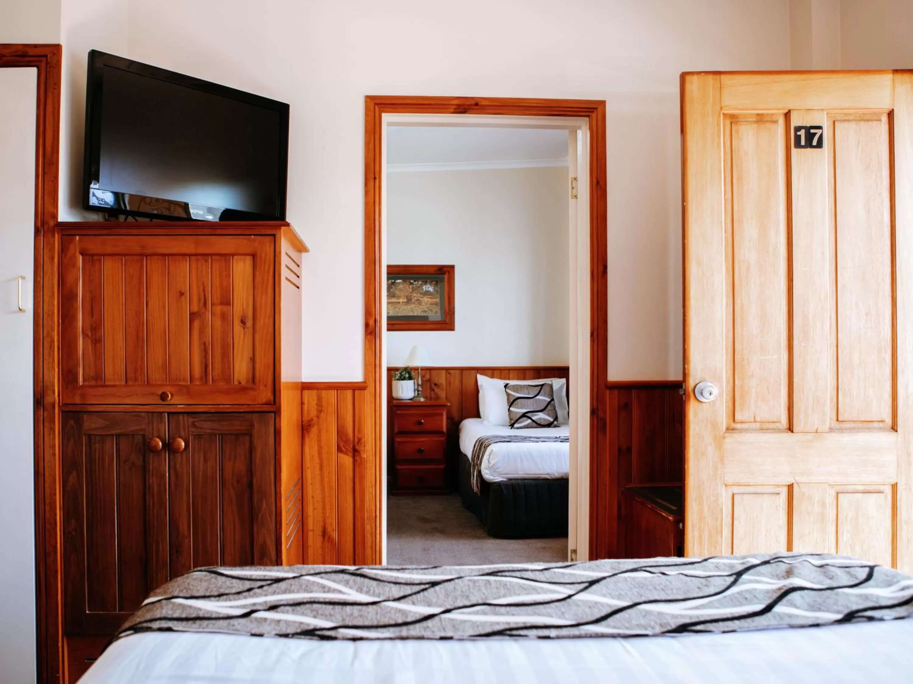 Family, Bed in Astor Inn