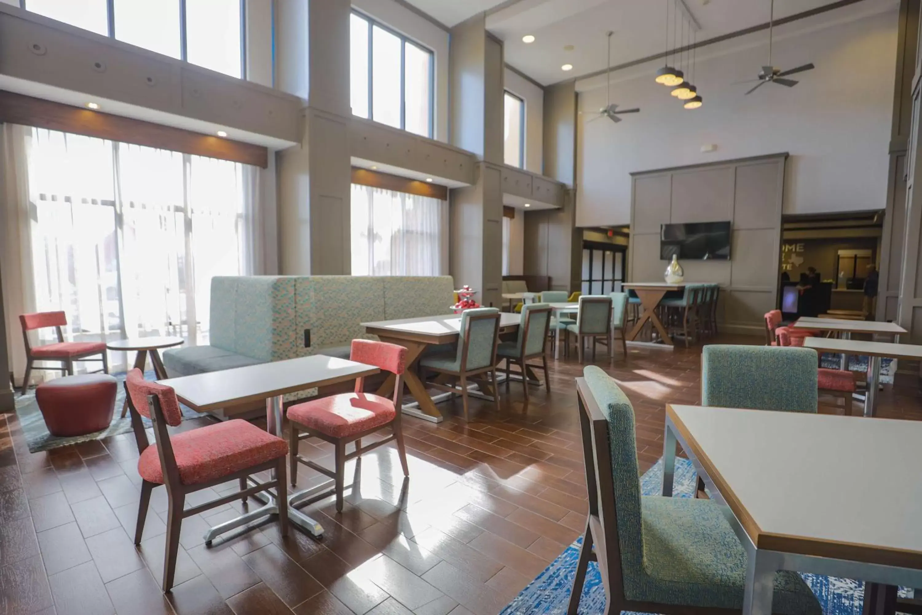 Lobby or reception, Restaurant/Places to Eat in Hampton Inn & Suites Bay City