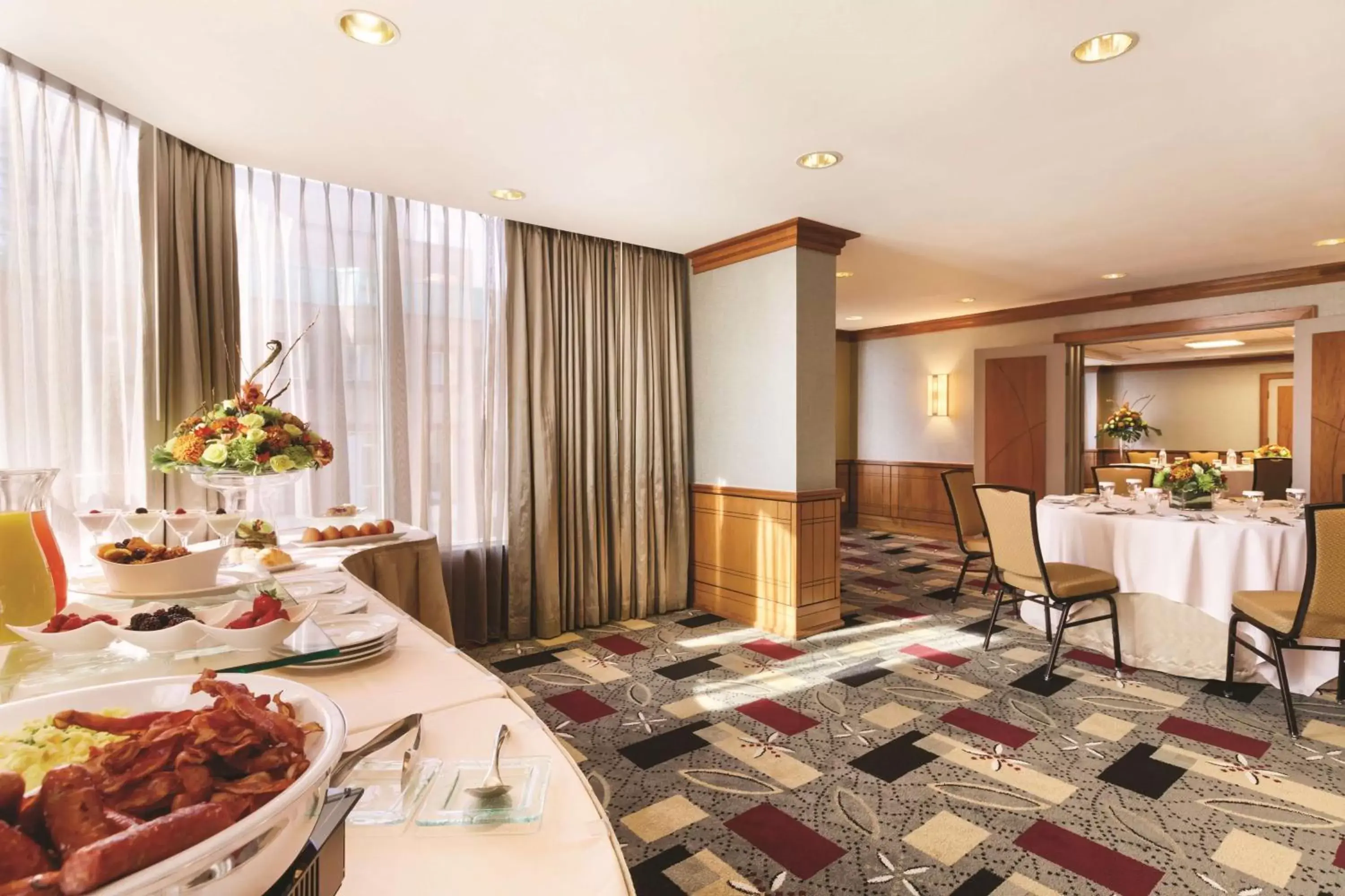 Meeting/conference room, Restaurant/Places to Eat in DoubleTree by Hilton Toronto Downtown