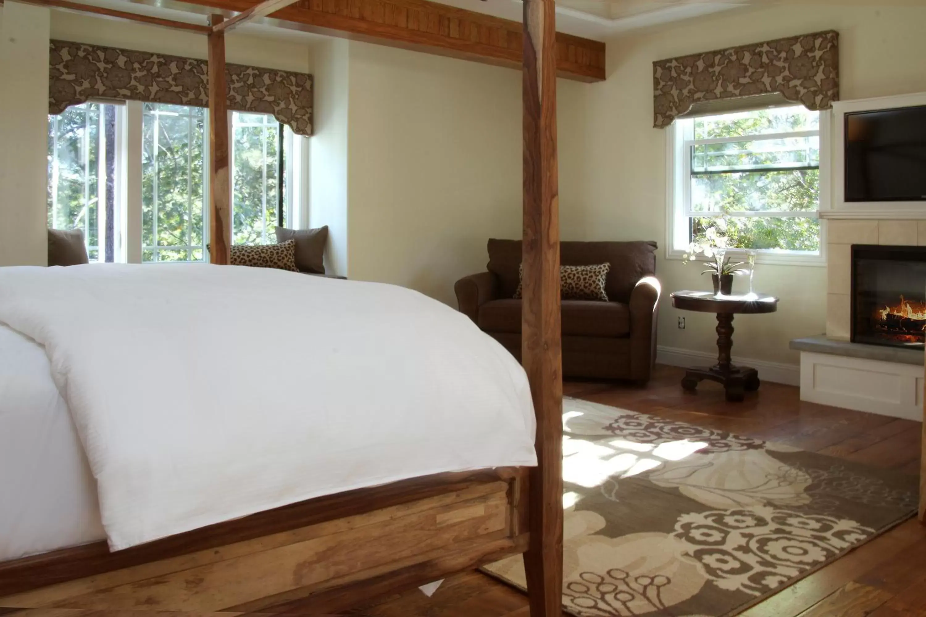 Bed in The Grand Idyllwild Lodge