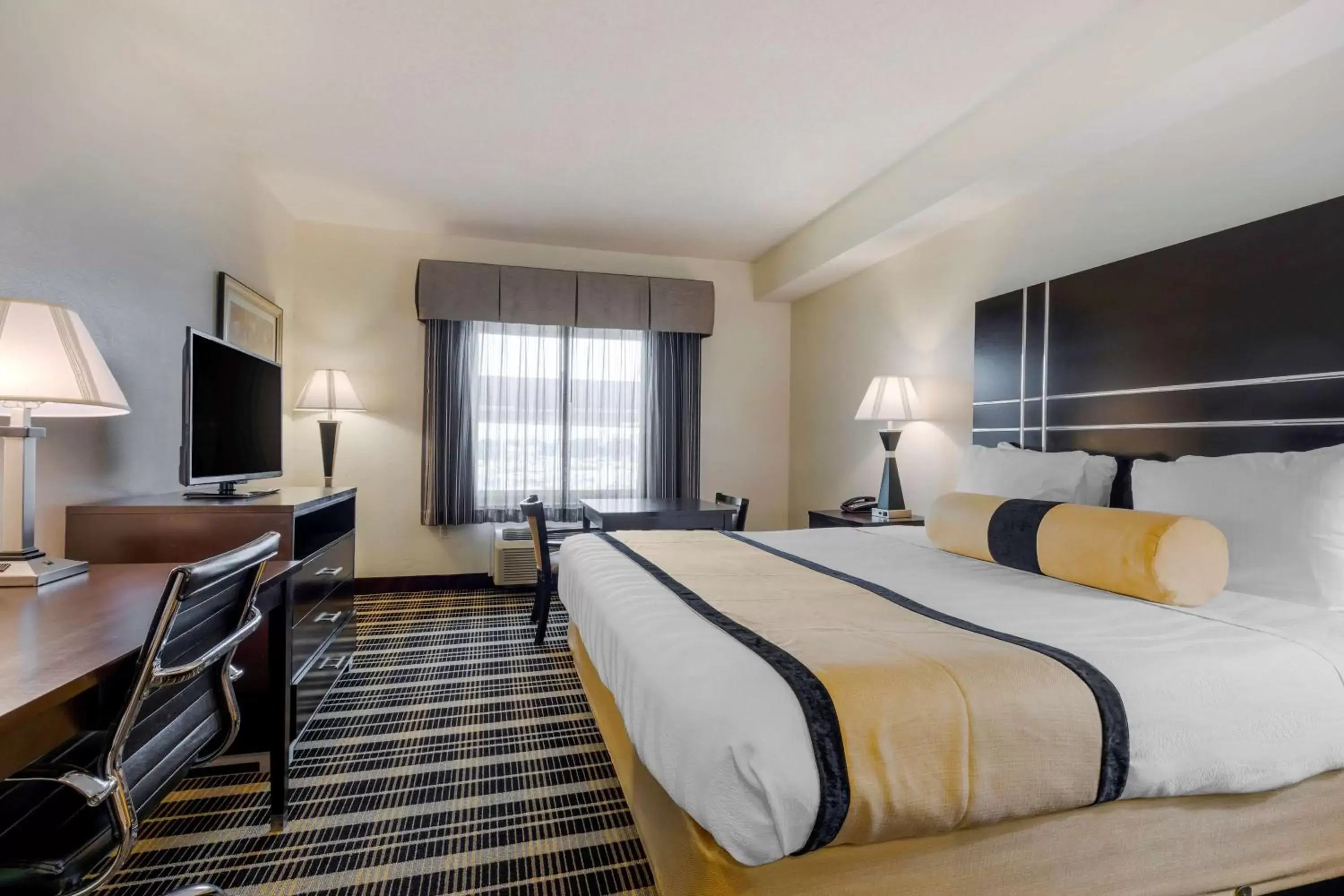 Bedroom, Bed in Best Western PLUS Rockwall Inn & Suites