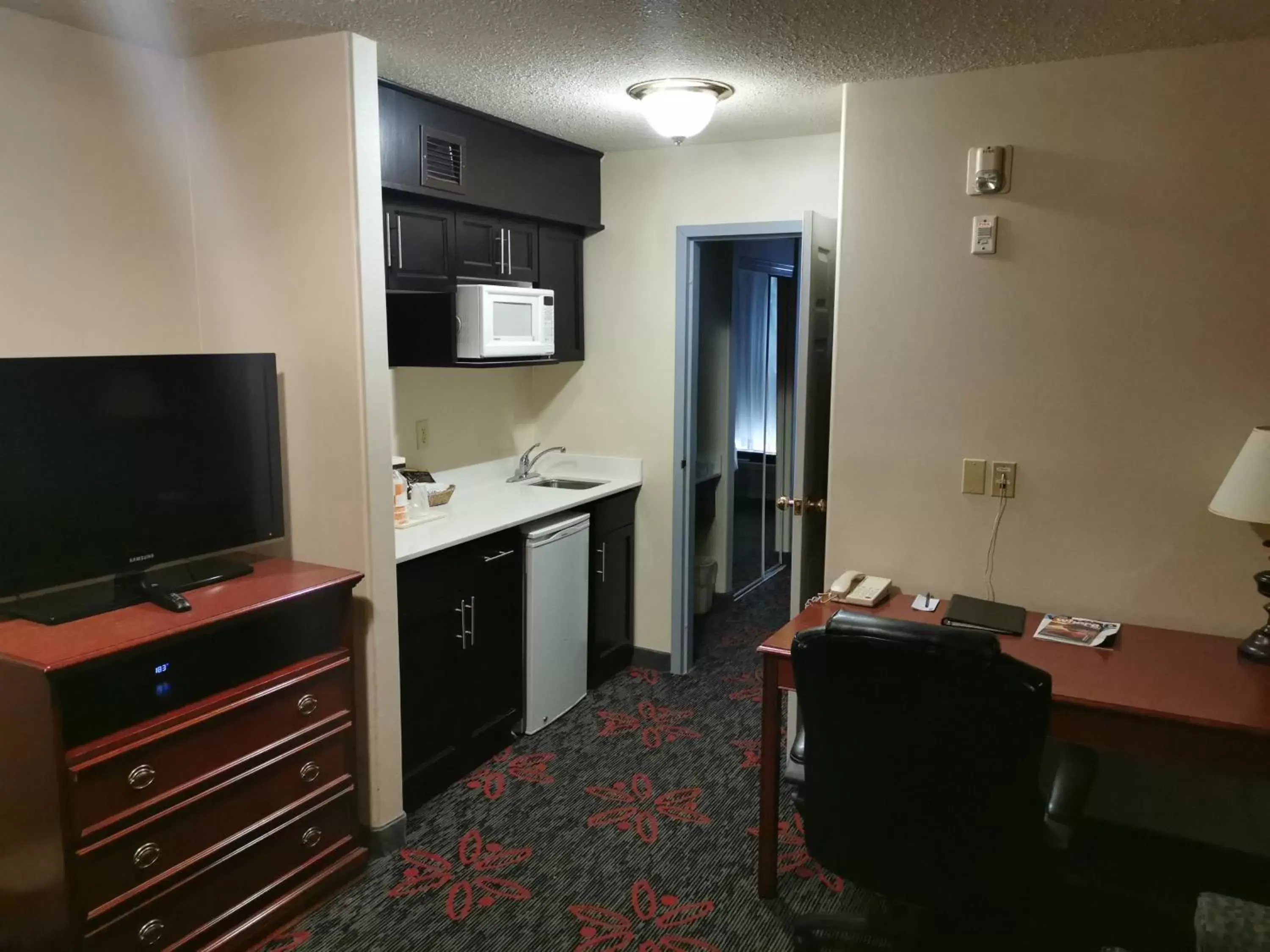 Family, Kitchen/Kitchenette in Comfort Inn and Suites University