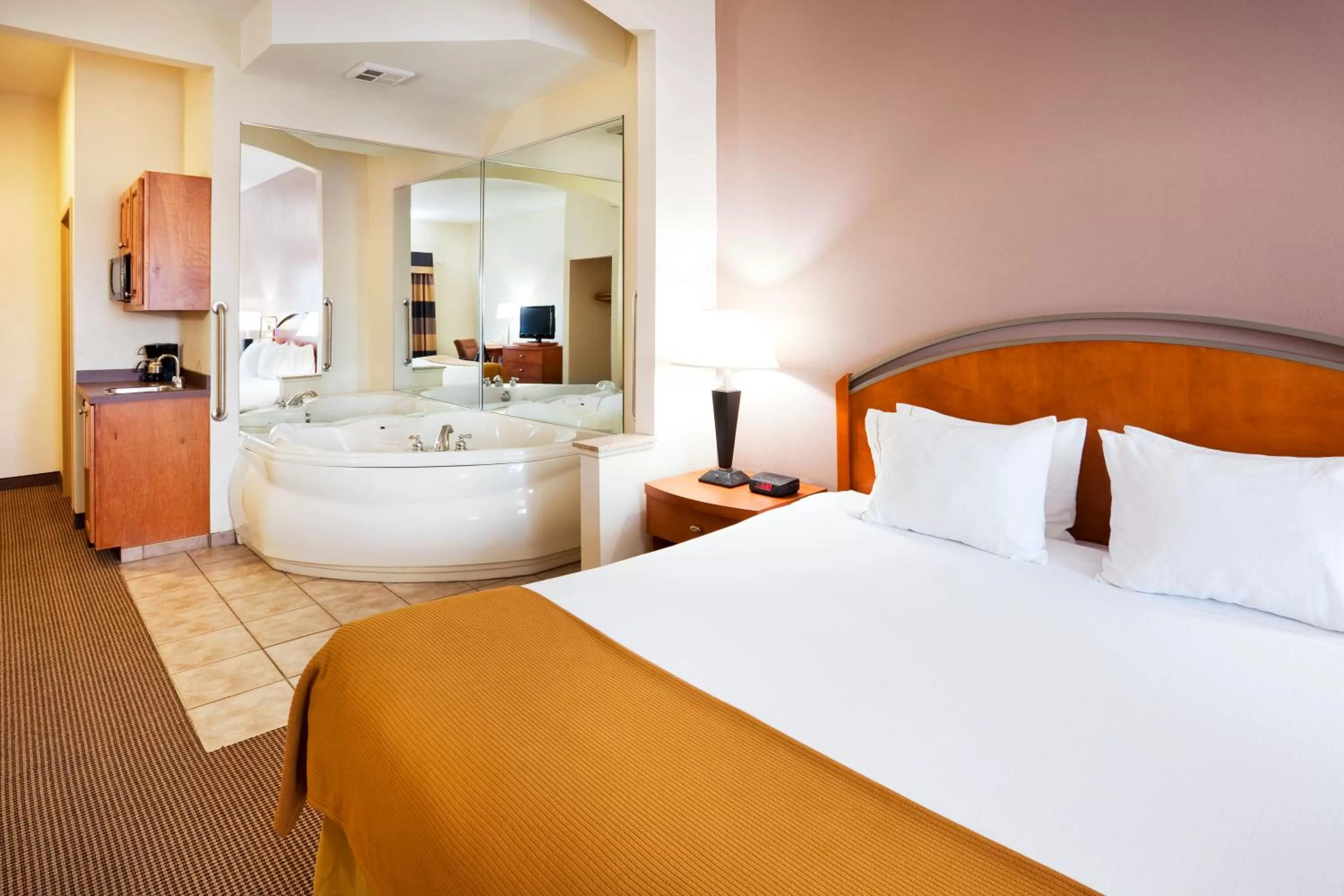 Photo of the whole room, Bed in Holiday Inn Express Forest City by IHG