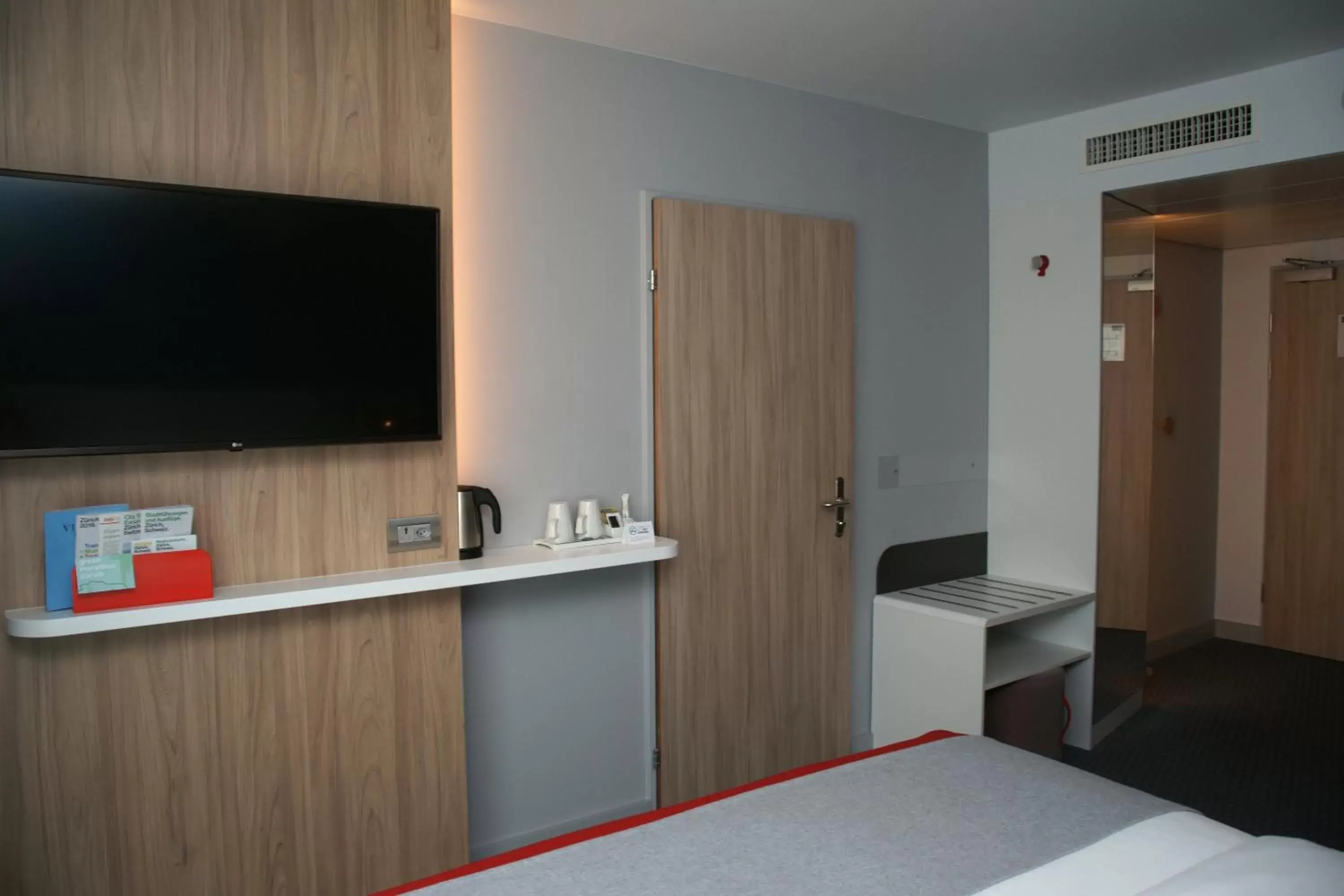 Photo of the whole room, TV/Entertainment Center in Holiday Inn Express Zürich Airport, an IHG Hotel
