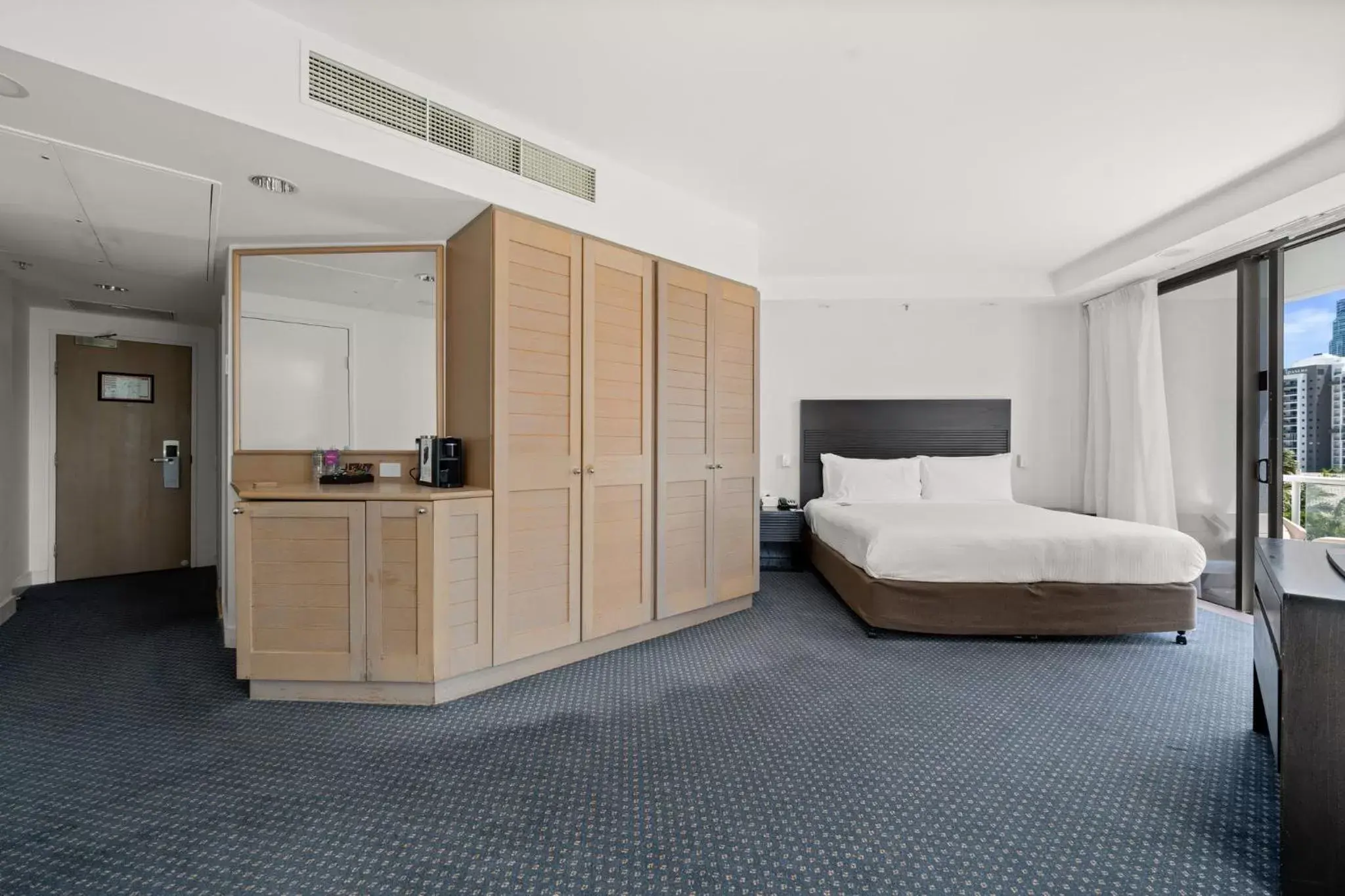 Photo of the whole room, Bed in Crowne Plaza Surfers Paradise, an IHG Hotel