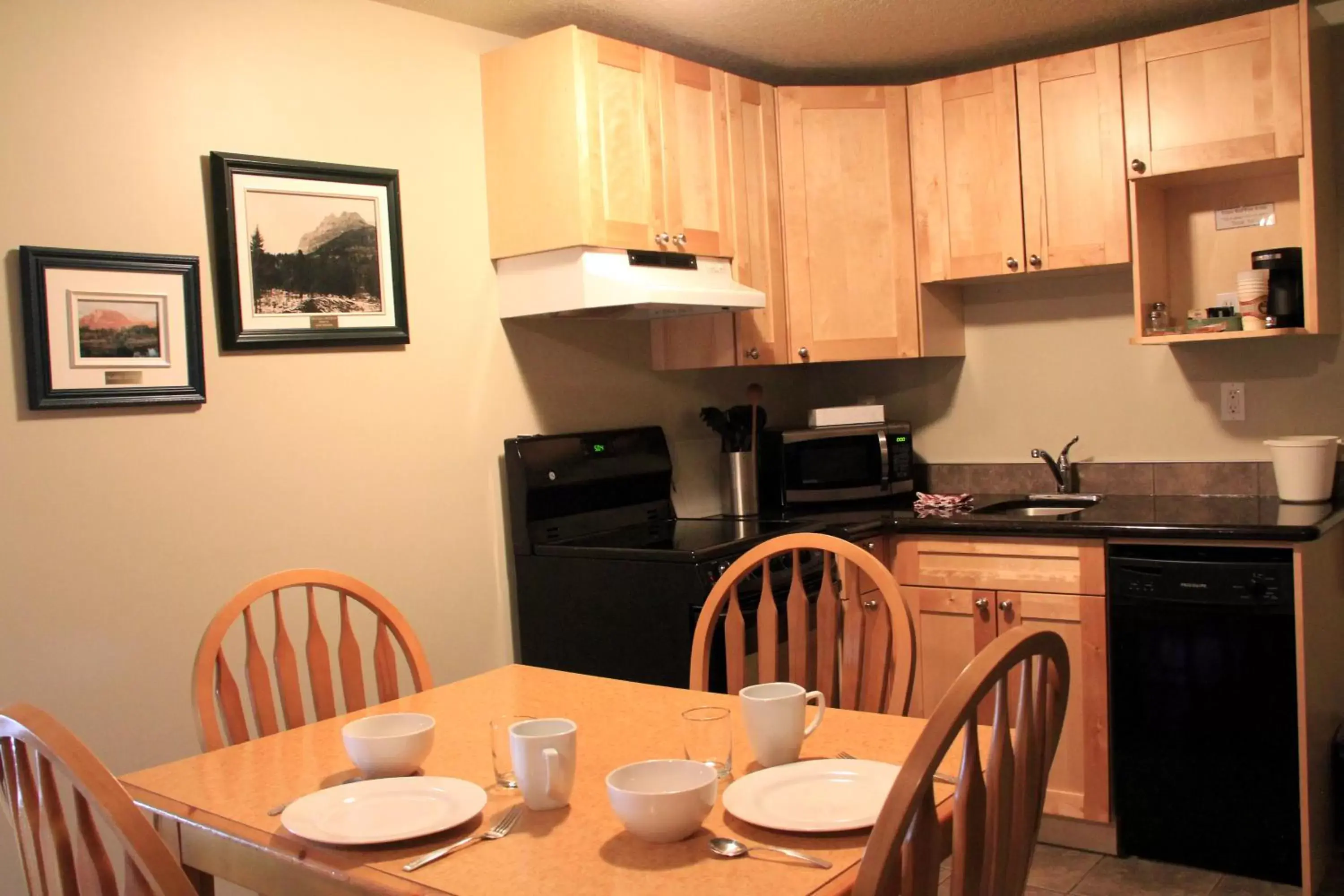 Kitchen or kitchenette, Dining Area in Waterton Lakes Lodge Resort