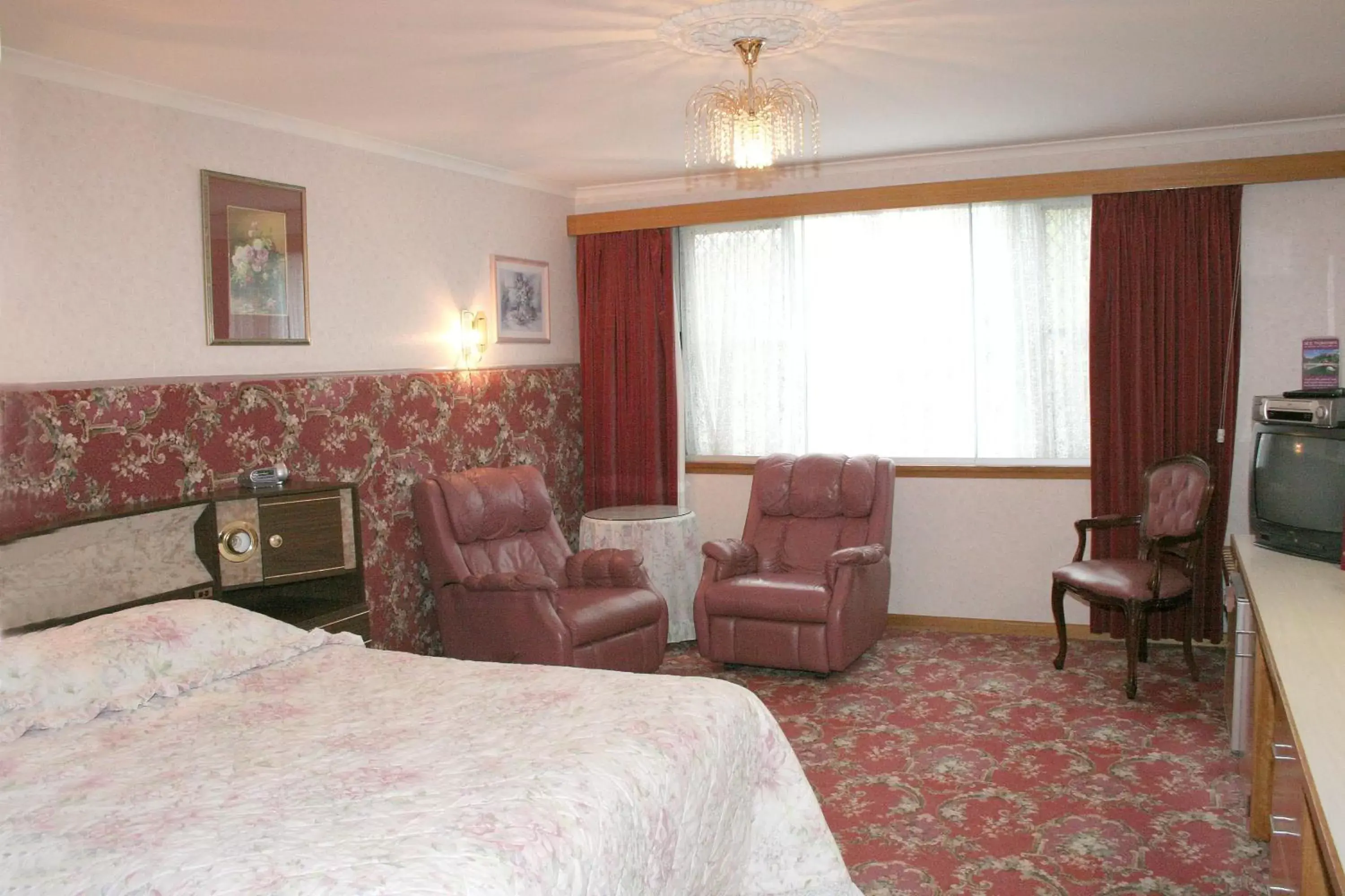 Seating Area in Motel Mayfair on Cavell