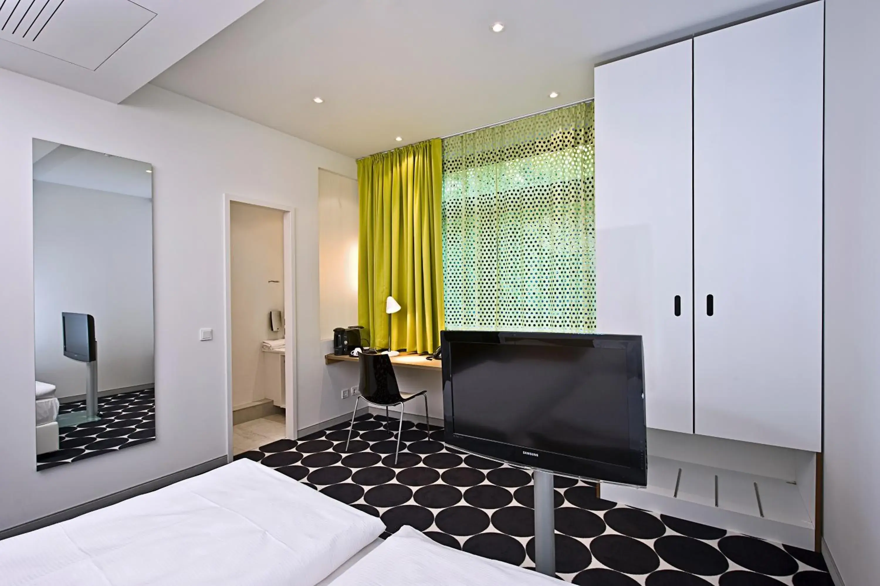 Photo of the whole room, TV/Entertainment Center in Tryp by Wyndham Frankfurt