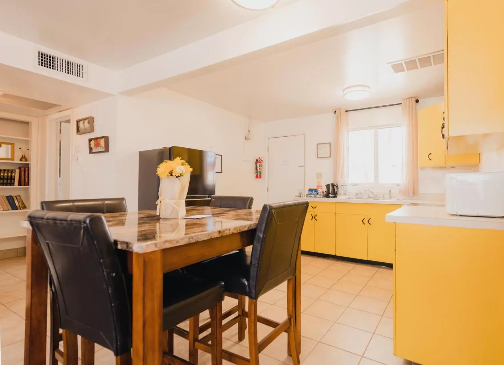 Dining area, Kitchen/Kitchenette in 1 or 3 Bedroom Apartment with Full Kitchen