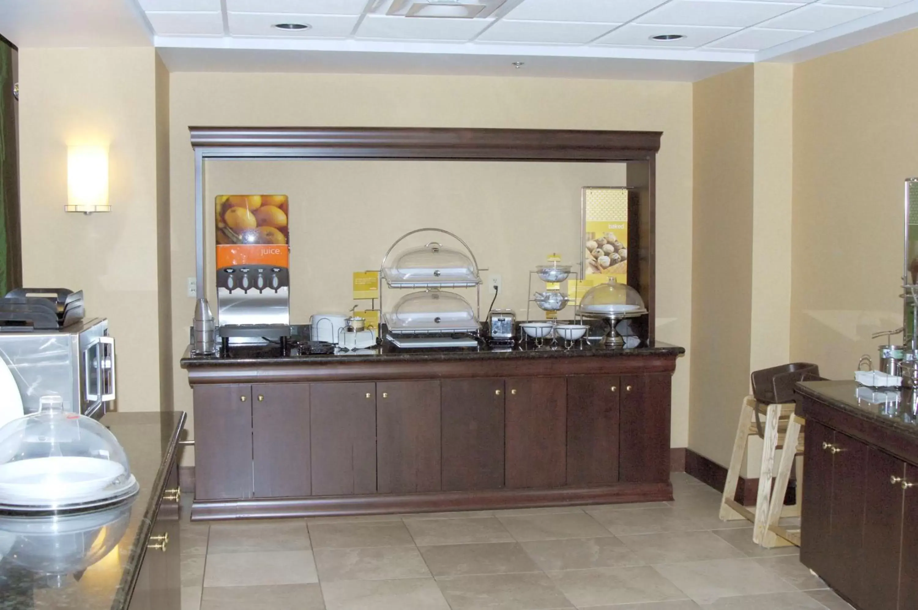 Lobby or reception, Kitchen/Kitchenette in Hampton Inn & Suites Dayton-Airport