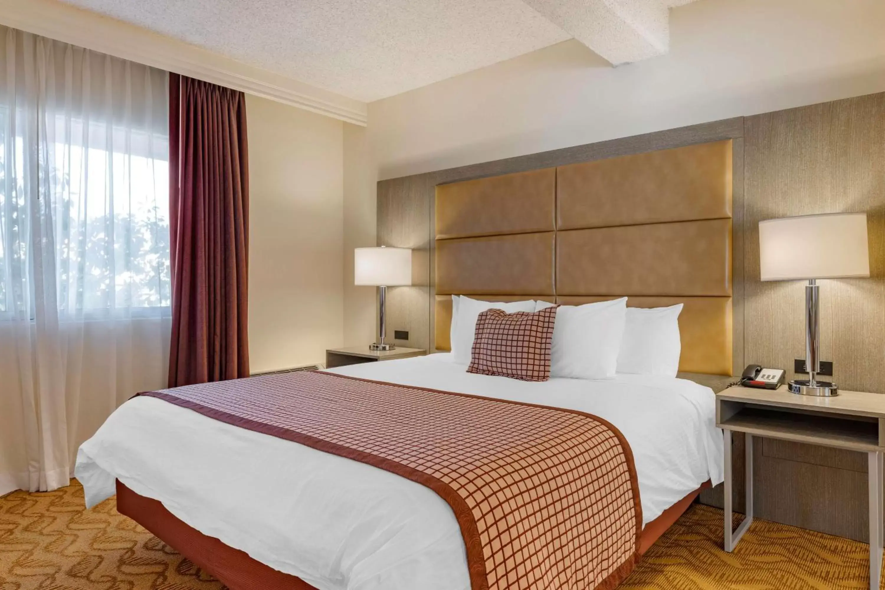 Bed in Best Western Plus Thousand Oaks Inn