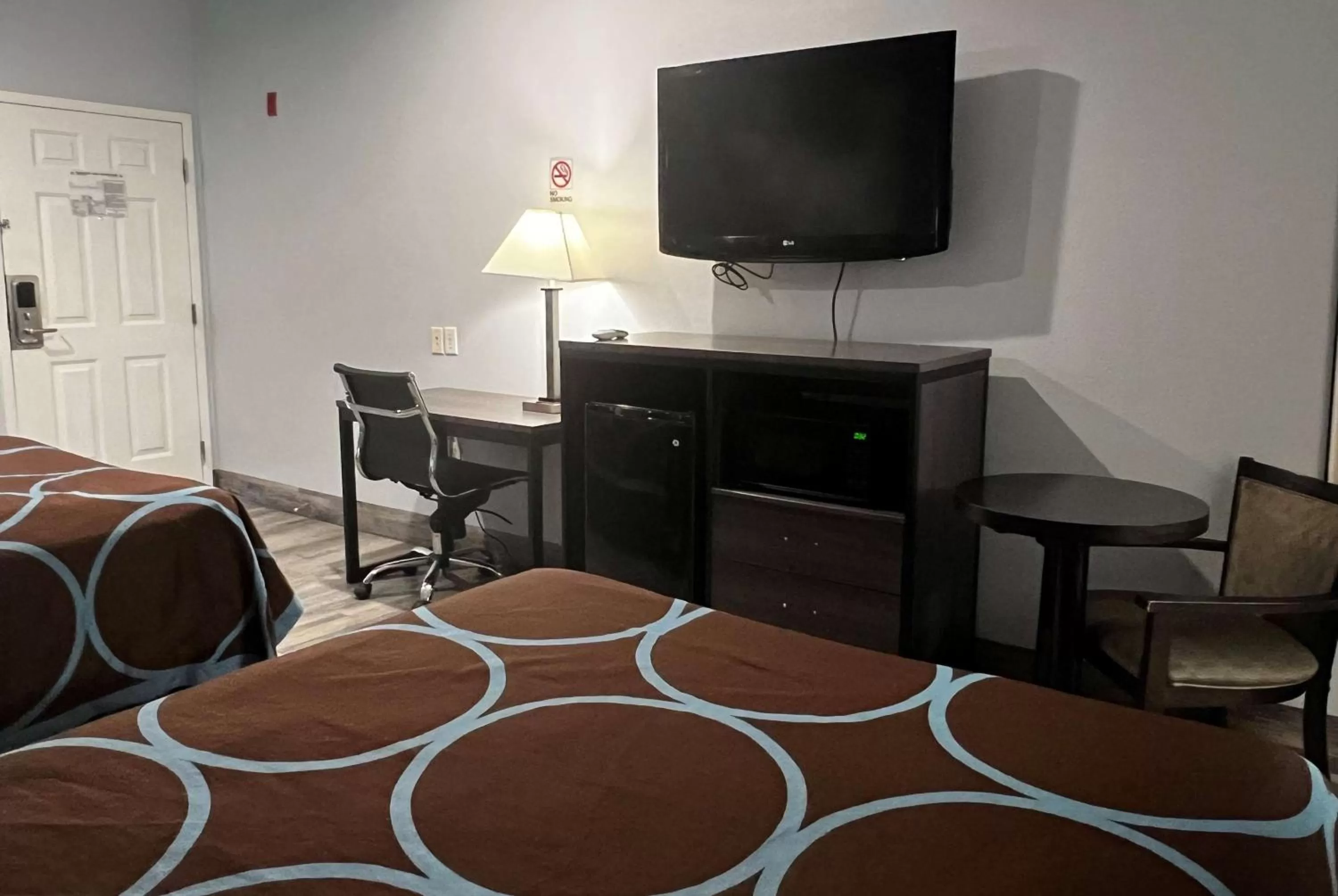 Photo of the whole room, Bed in Super 8 by Wyndham Houston North I-45