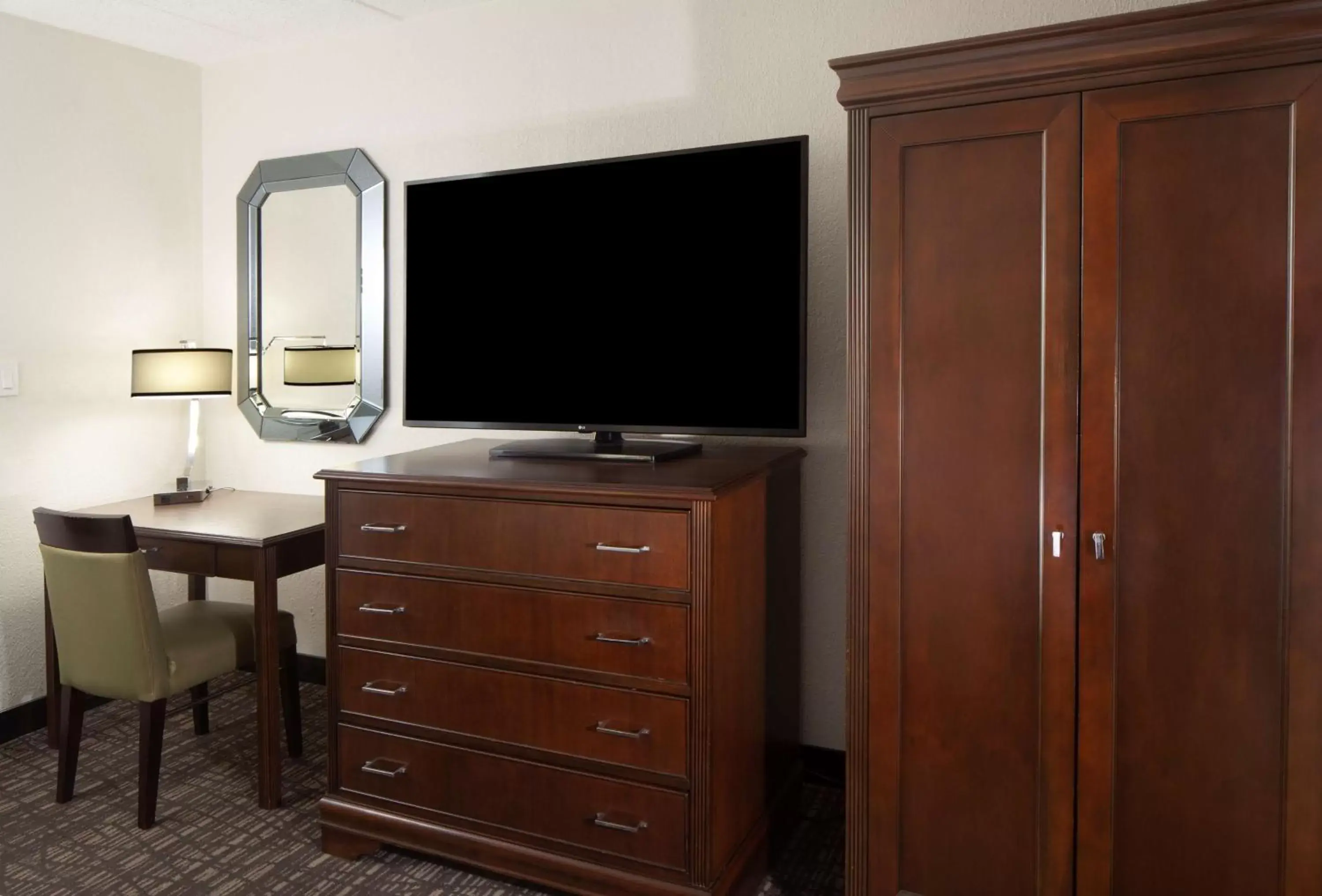 Bedroom, TV/Entertainment Center in Embassy Suites by Hilton Philadelphia Airport