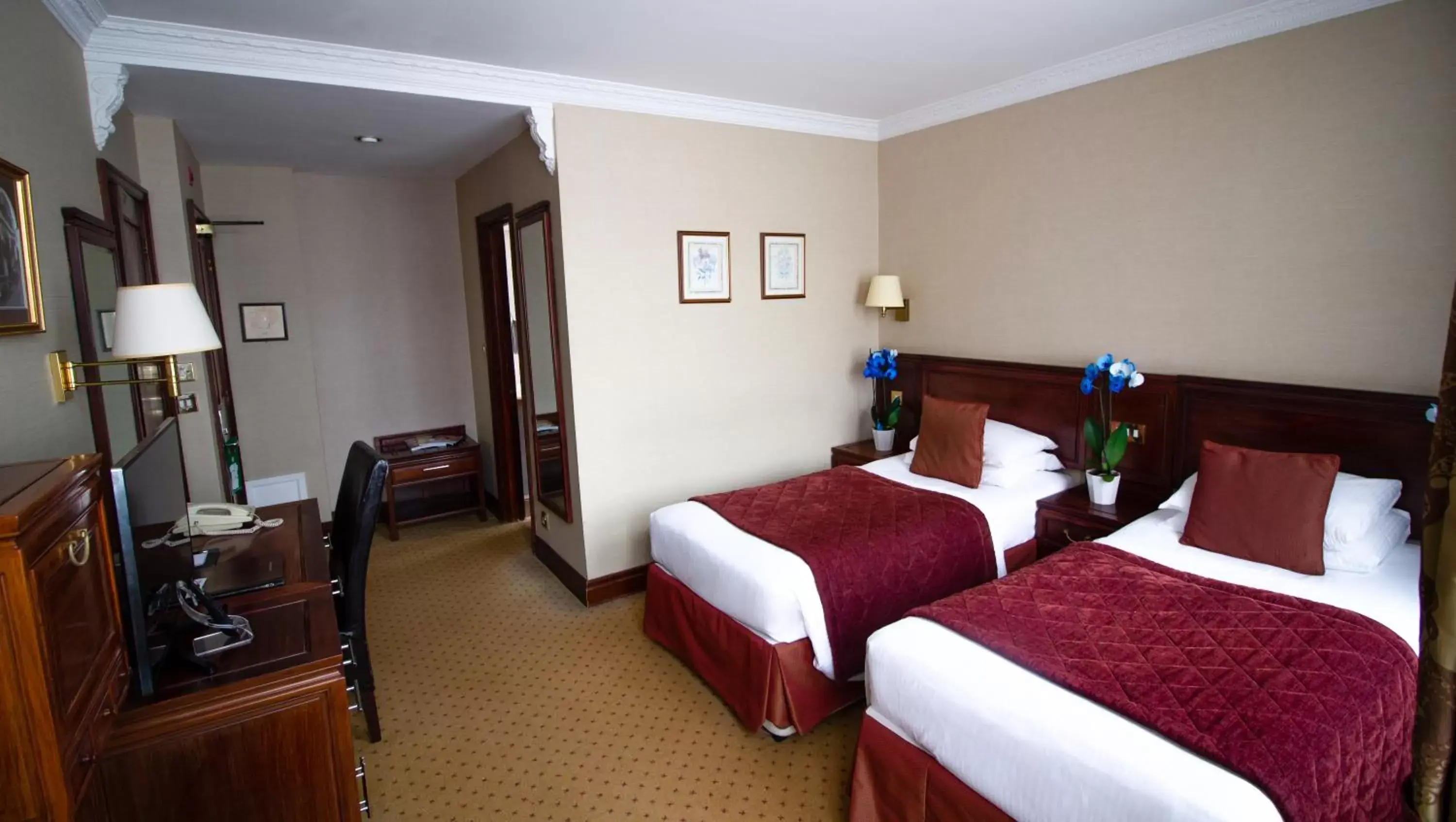 Bedroom, Bed in Rochester Hotel by Blue Orchid