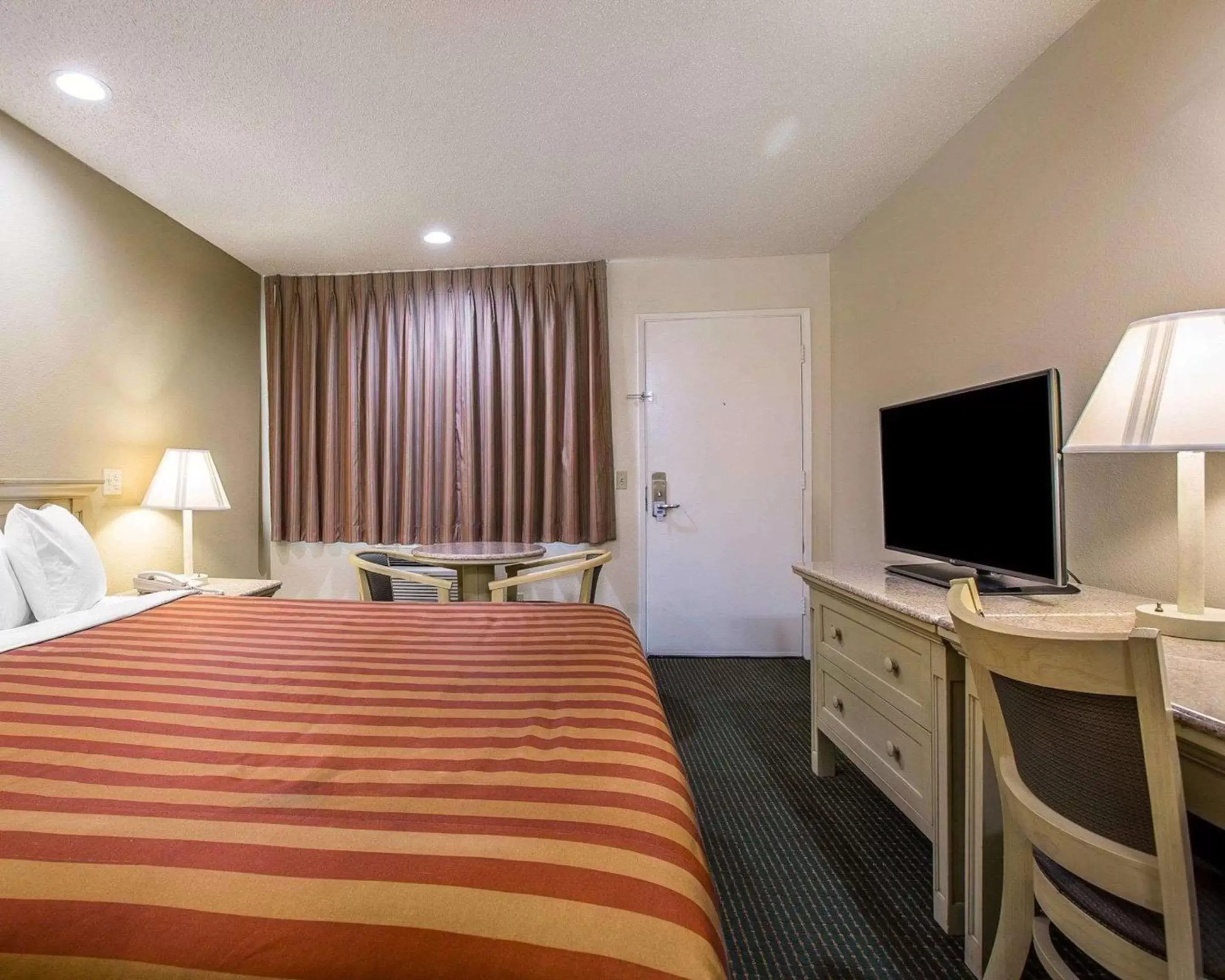 Photo of the whole room, Bed in Rodeway Inn Santee San Diego East
