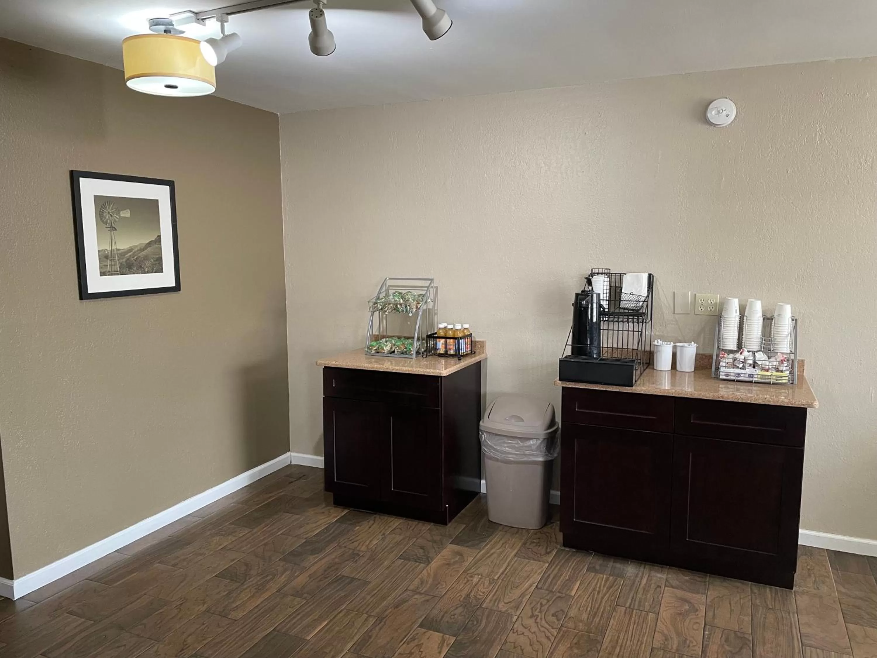 Breakfast in Deluxe Inn & Suites