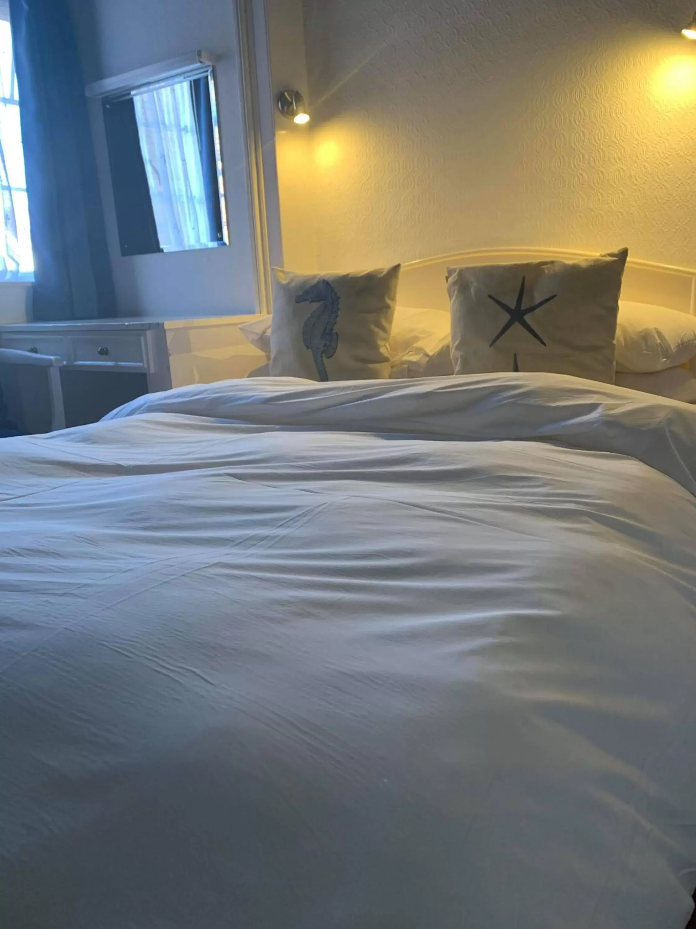Bed in Ye Olde White Harte Hotel