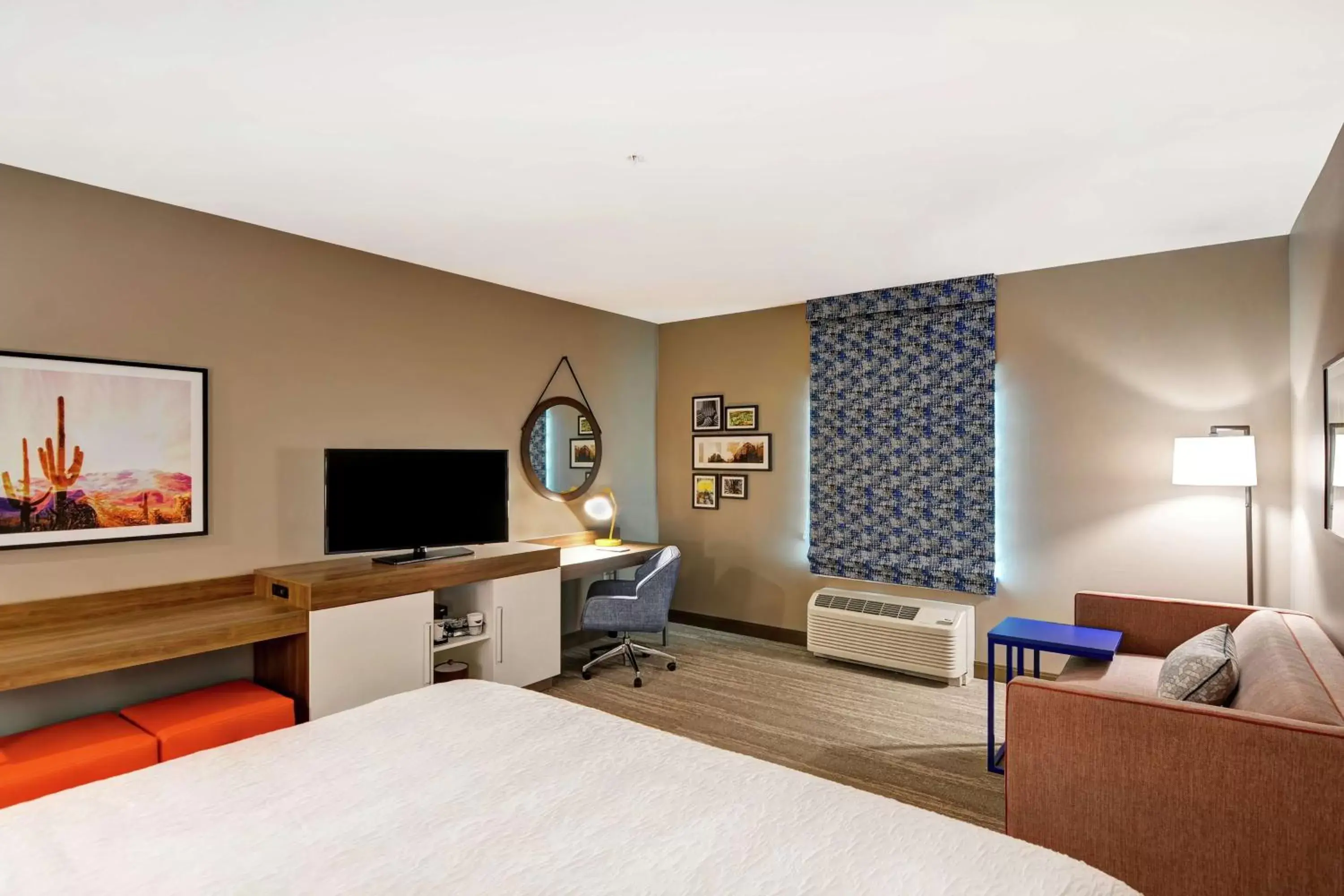 Bedroom, TV/Entertainment Center in Hampton Inn & Suites Tucson Marana