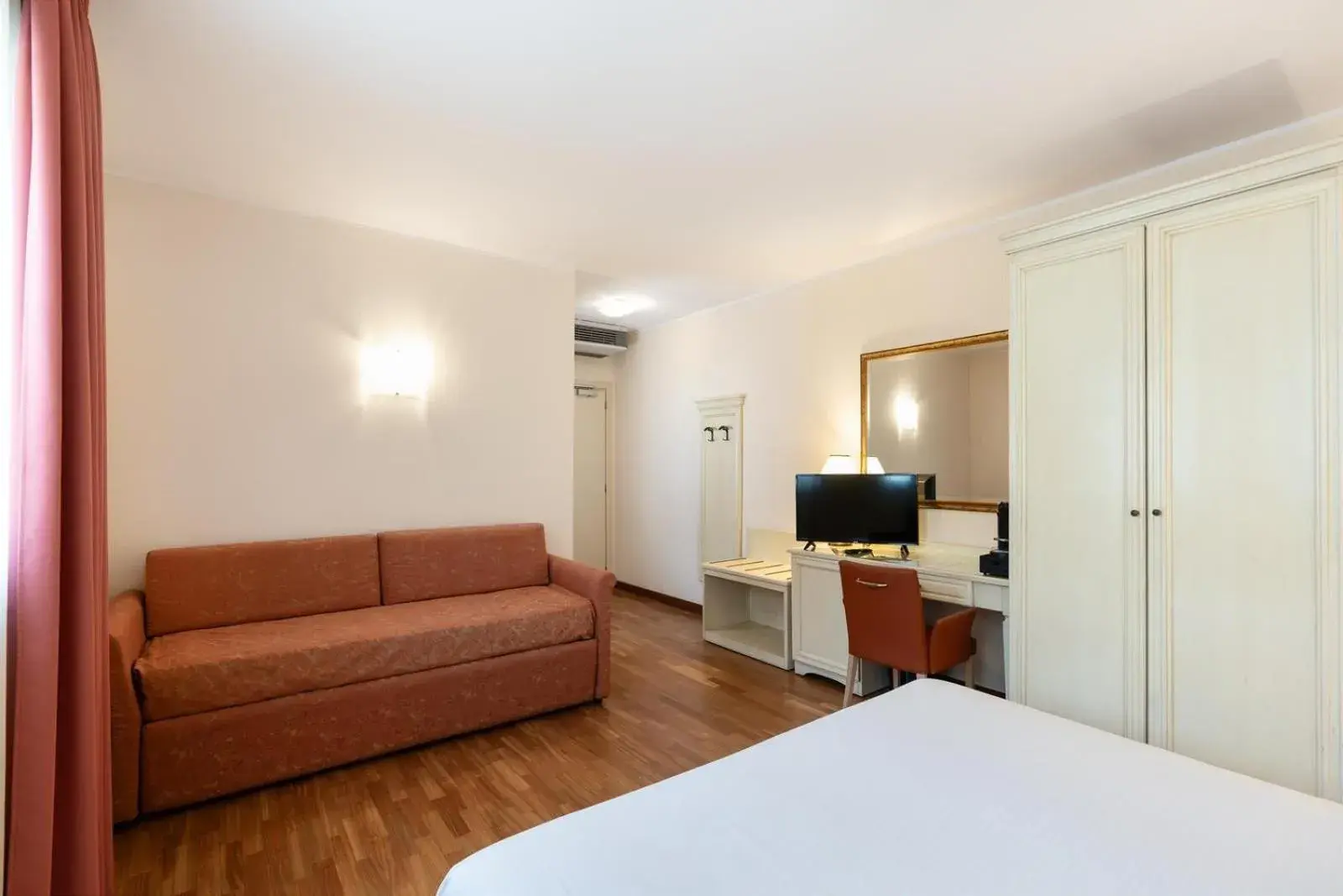 Bedroom, TV/Entertainment Center in Antico Hotel alle Acque