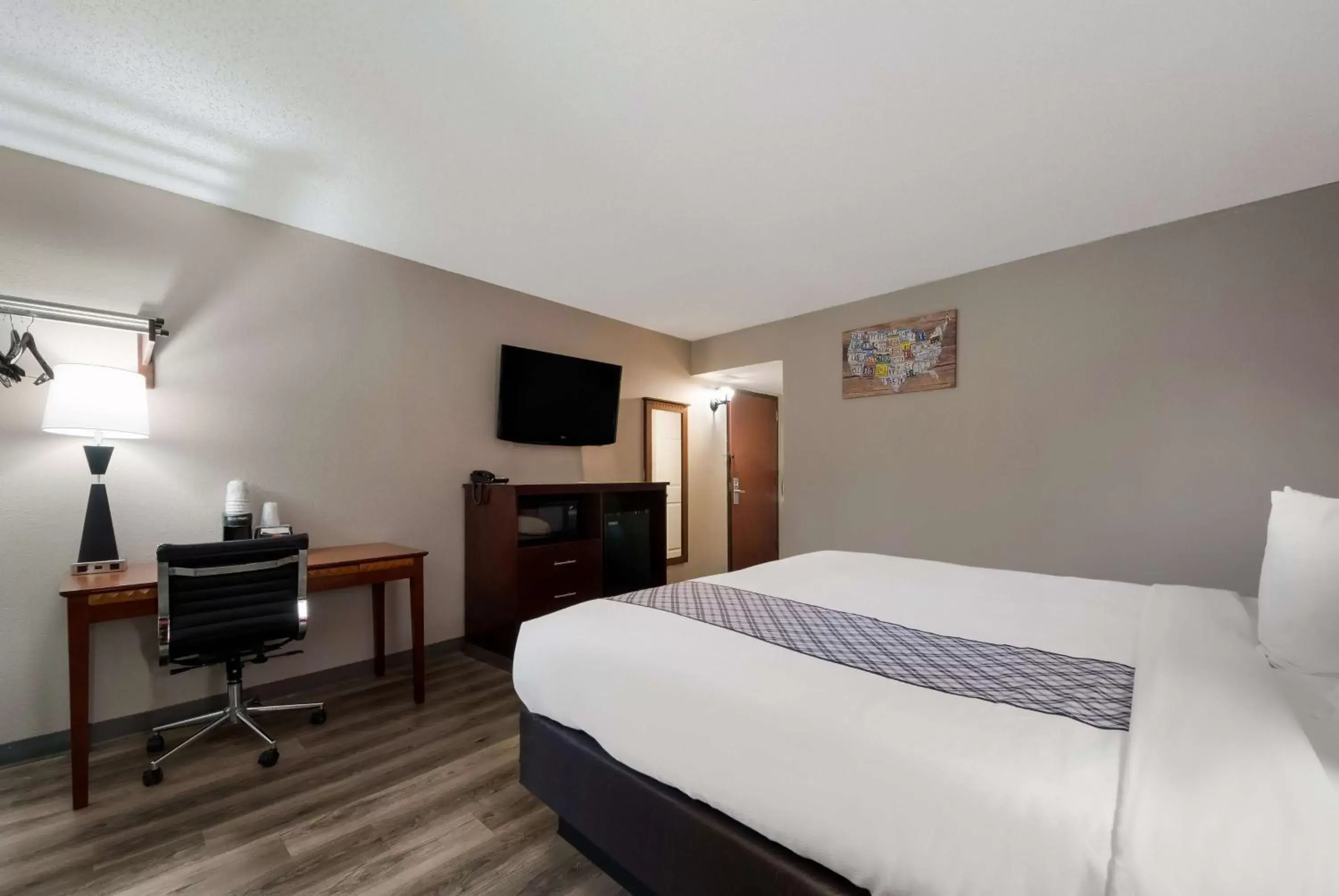 Bedroom, Bed in SureStay Plus Hotel by Best Western San Antonio North