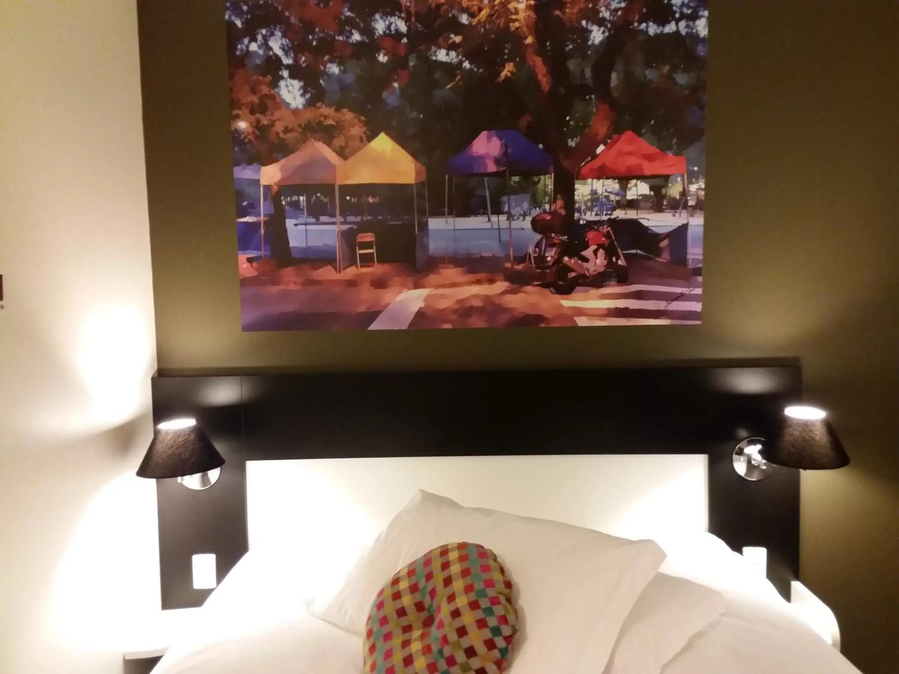 Bed, TV/Entertainment Center in Ibis Styles Porto Alegre Centro