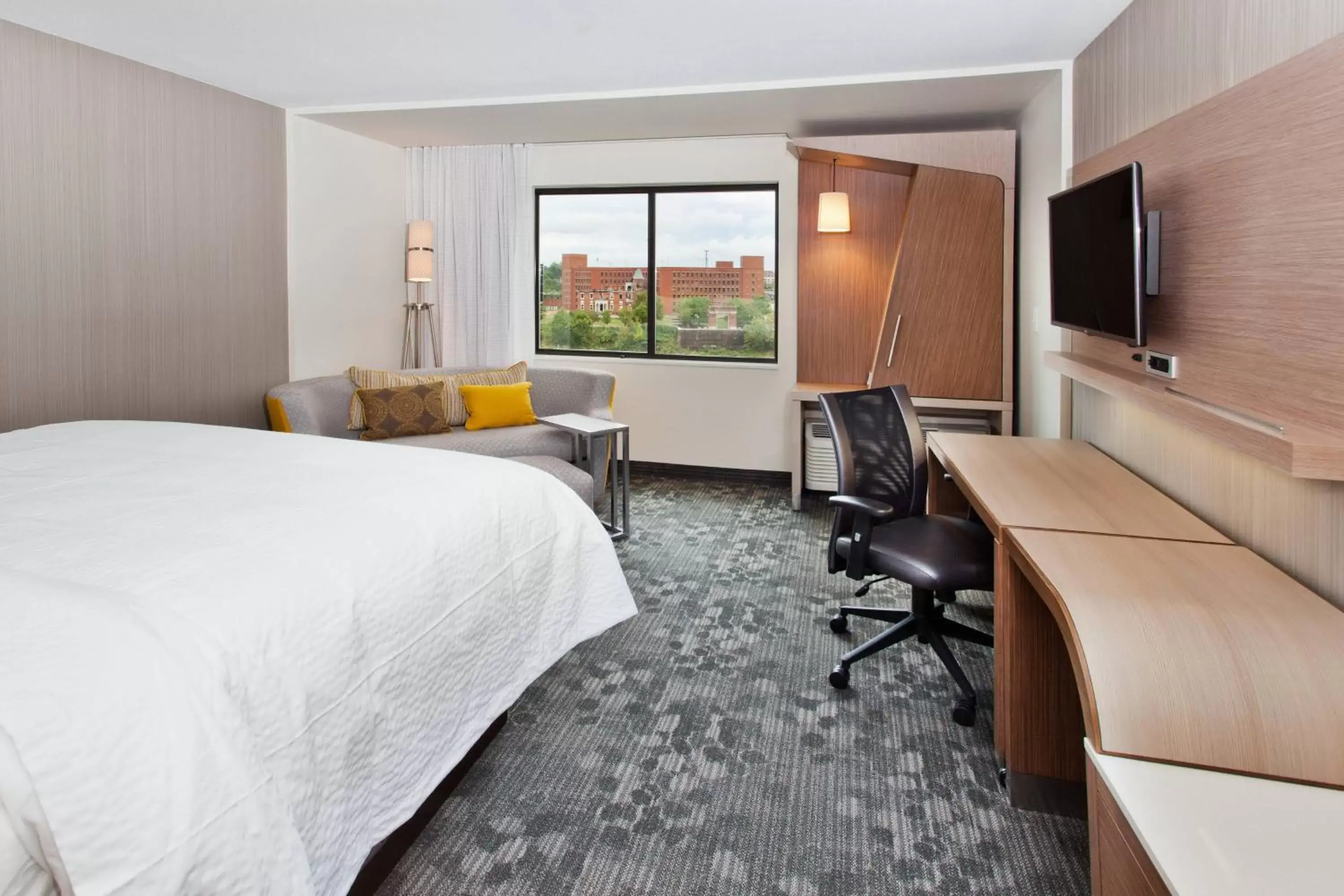 King Room with River View in Courtyard by Marriott Columbus Phenix City