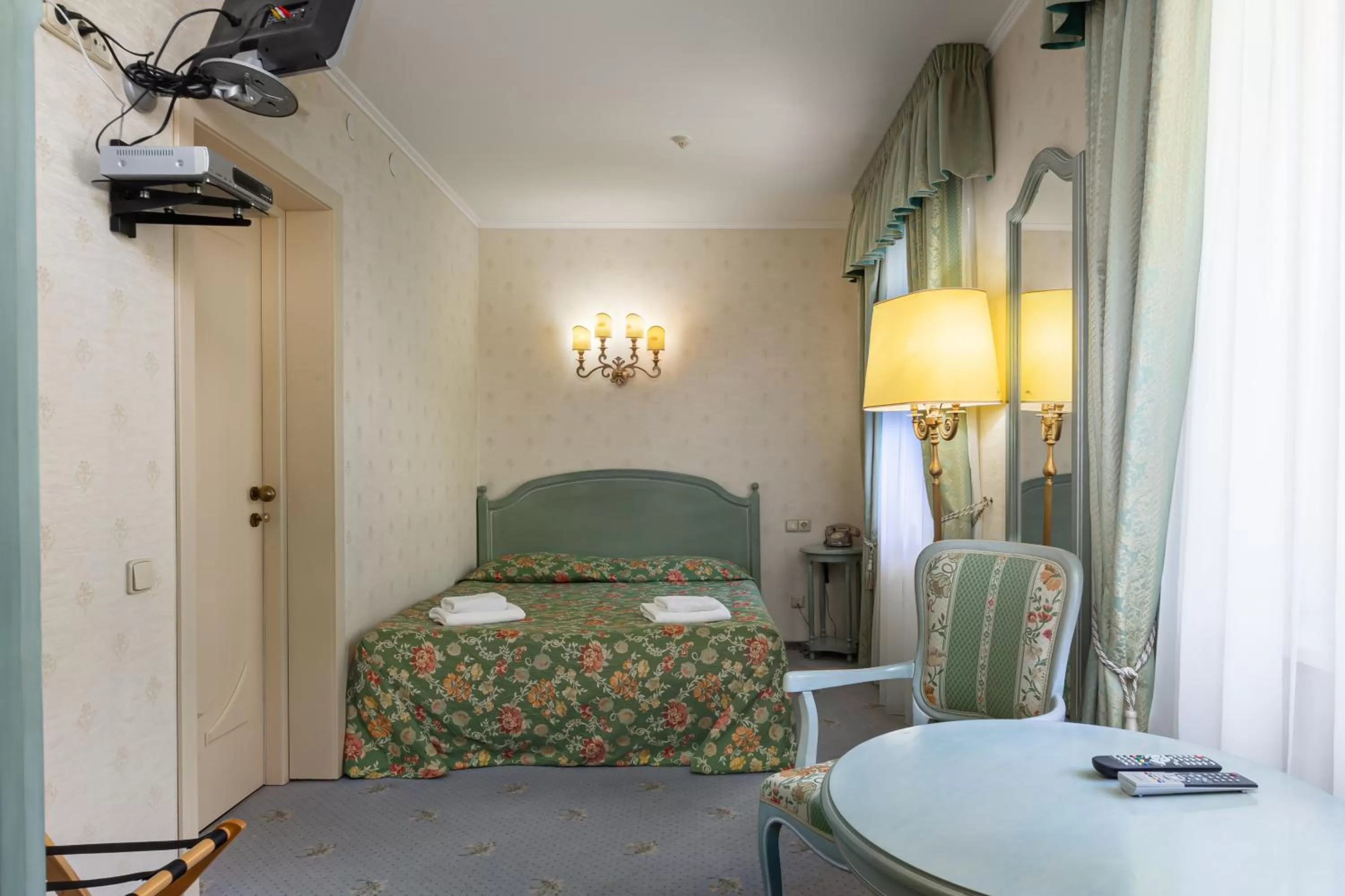 Photo of the whole room, Bed in Edelweiss