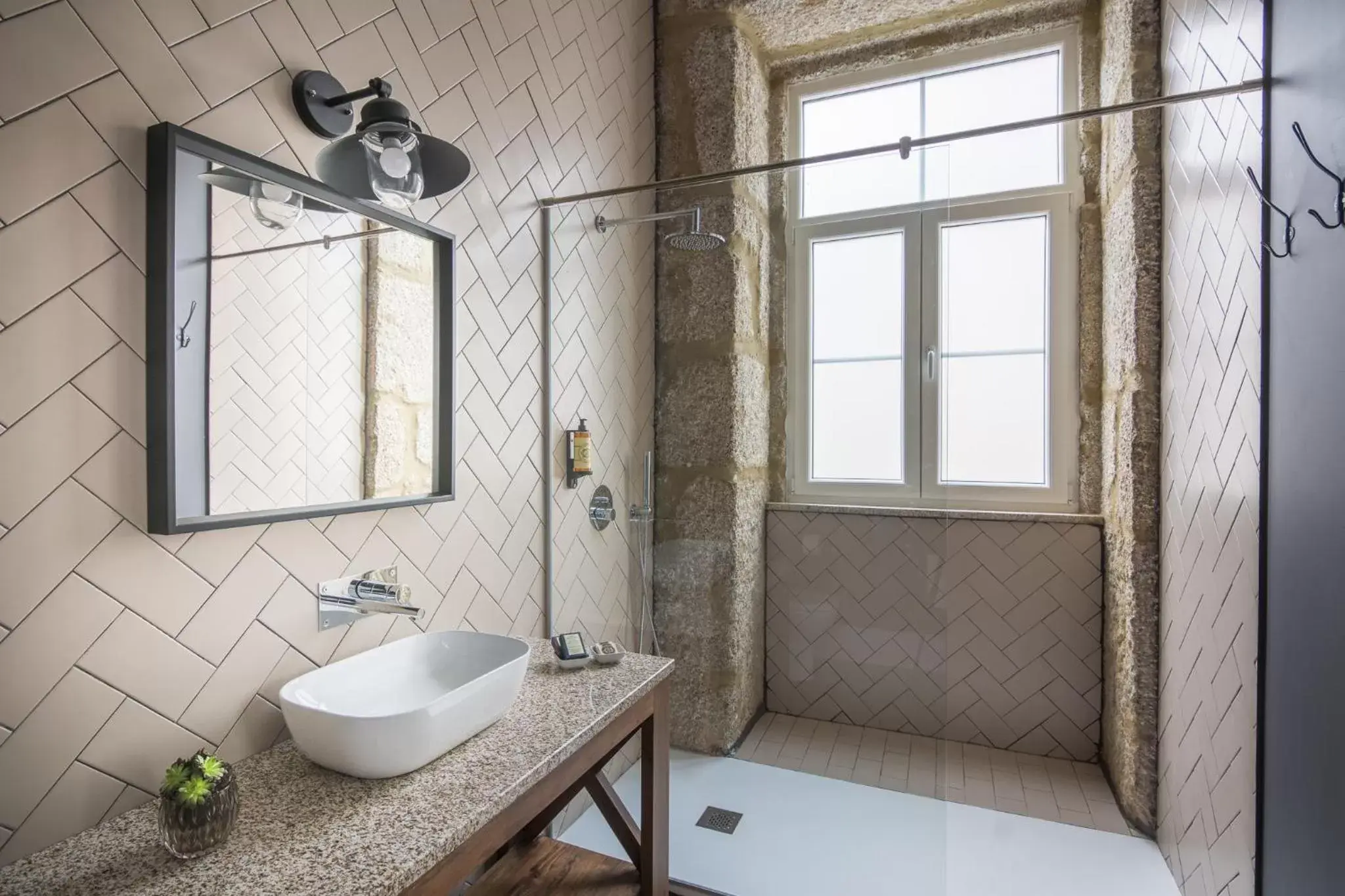 Shower, Bathroom in Casa das Muralhas