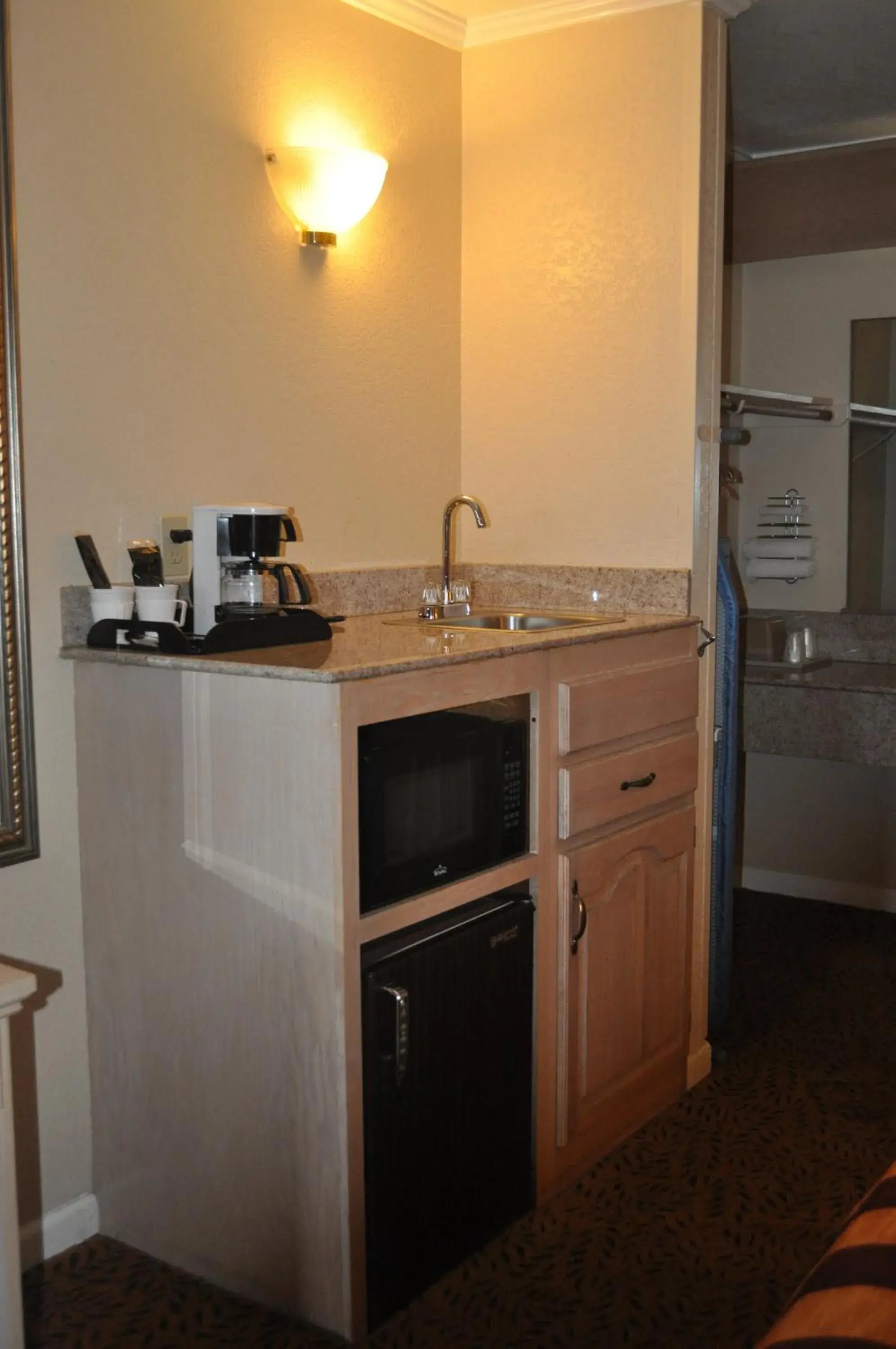 TV and multimedia, Kitchen/Kitchenette in Executive Inn & Suites Sacramento